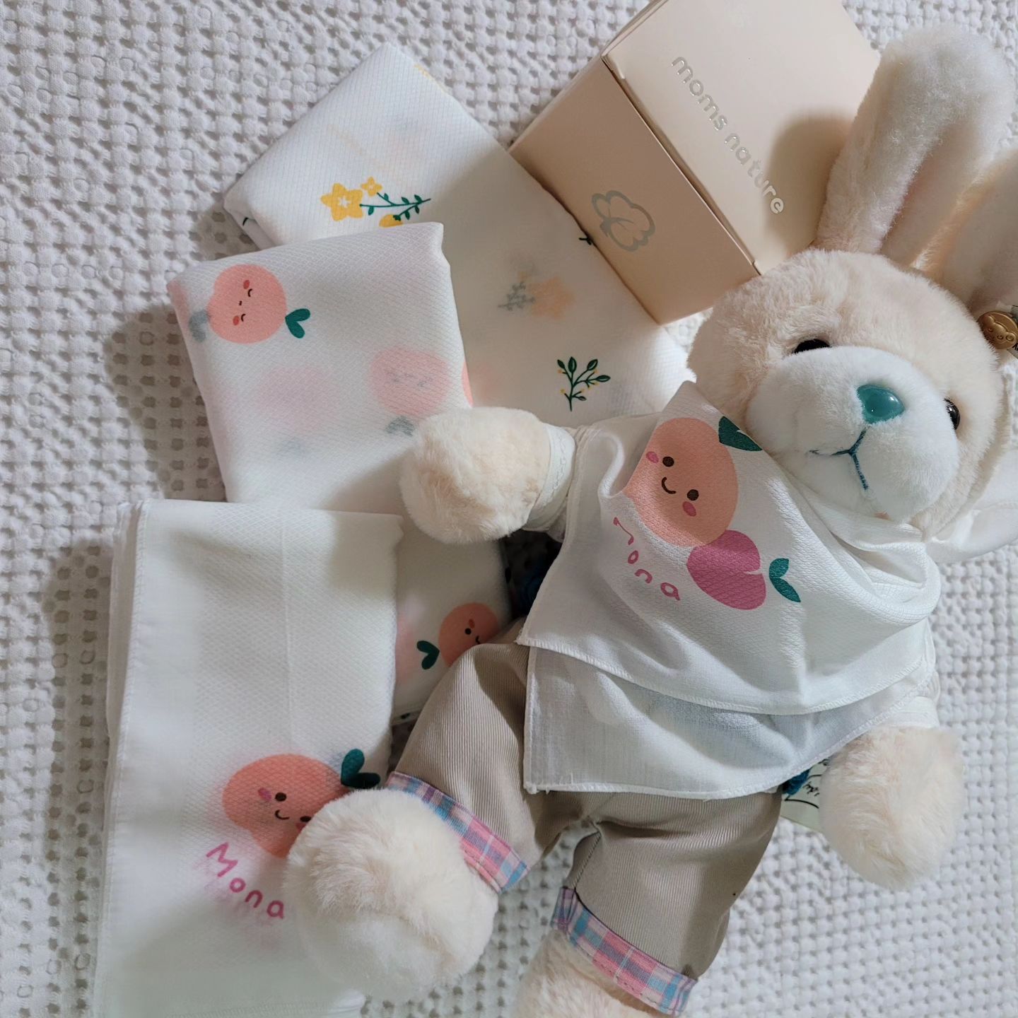 #협찬
믿고 쓰는 #맘스네이처 🥰
친환경소재로 100% 국내생산
신생아부터 안전하게 사용가능💕
이번에 나온 #가제손수건 은
신규로 출시한 디자인이라
귀엽고 깜찍하고 너무 이뻐요💗
추울때 목에도 감아주고 
콧물 날때 코도 닦아주고😍
입도 닦아주고 우리아이 필수템
대나무 70% 면 30% 로 부드럽고
땀과 수분을 잘 흡수해주고
자연 항균탈취 기능이 있어서 좋아요👍
얇고 부드럽지만 탄탄하고❤️
통기성이 좋아서 건조도 빠르고 좋네요
.
.
.
moms_nature.official
👉http://moms-nature.com
#가제손수건추천 #신생아손수건 #밤부손수건 #아기손수건 #가제손수건추천 #신생아손수건추천 #엠보손수건