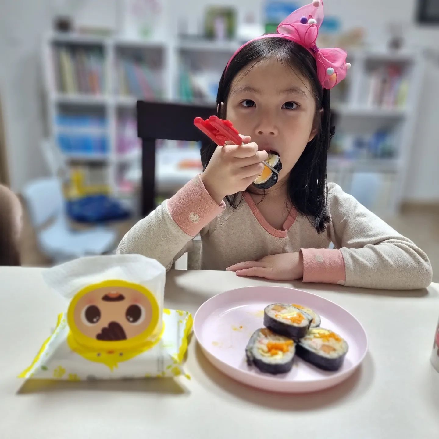 #협찬

날씨가 좋아지면서 아이들이랑 나들이 갈 일이 많다보니 
아이들과 외출시 물티슈는 필수에요

아기물티슈 전문 브랜드 순둥이에서 매년 봄을 맞이하여 한정판 물티슈 발매 하는데
봄맞이물티슈3종 캡형, 리필형, 휴대캡형 중 휴대하기 좋은 휴대캡형 사용해 봤어요~

부드럽고 신선한 클라라 원단에 독일 더마테스트 엑설런트 등급으로 저자극 제품이라 안심
초순수 과정을 거친 깨끗한 정제수를 사용하고
산림 자원 보호 FSC 인증 받은 제품이라 더욱 안심~

인터폴더 방식으로 한 장씩 잘 뽑히니 사용도 편리하고
부드럽고 짱짱한데 볼륨감이 느껴지는 도톰한 원단이라
아이들 간식 먹고 한장이면 충분하네요~
.
.
.
#순둥이물티슈 #순둥이봄에디션 #소풍준비물 #여행준비물 #캡형물티슈 #리필형물티슈 #휴대용물티슈 #엠보싱물티슈 
#대용량물티슈 #물티슈 #물티슈추천  #봄소풍 #봄나들이 #여행용품 #물티슈20팩