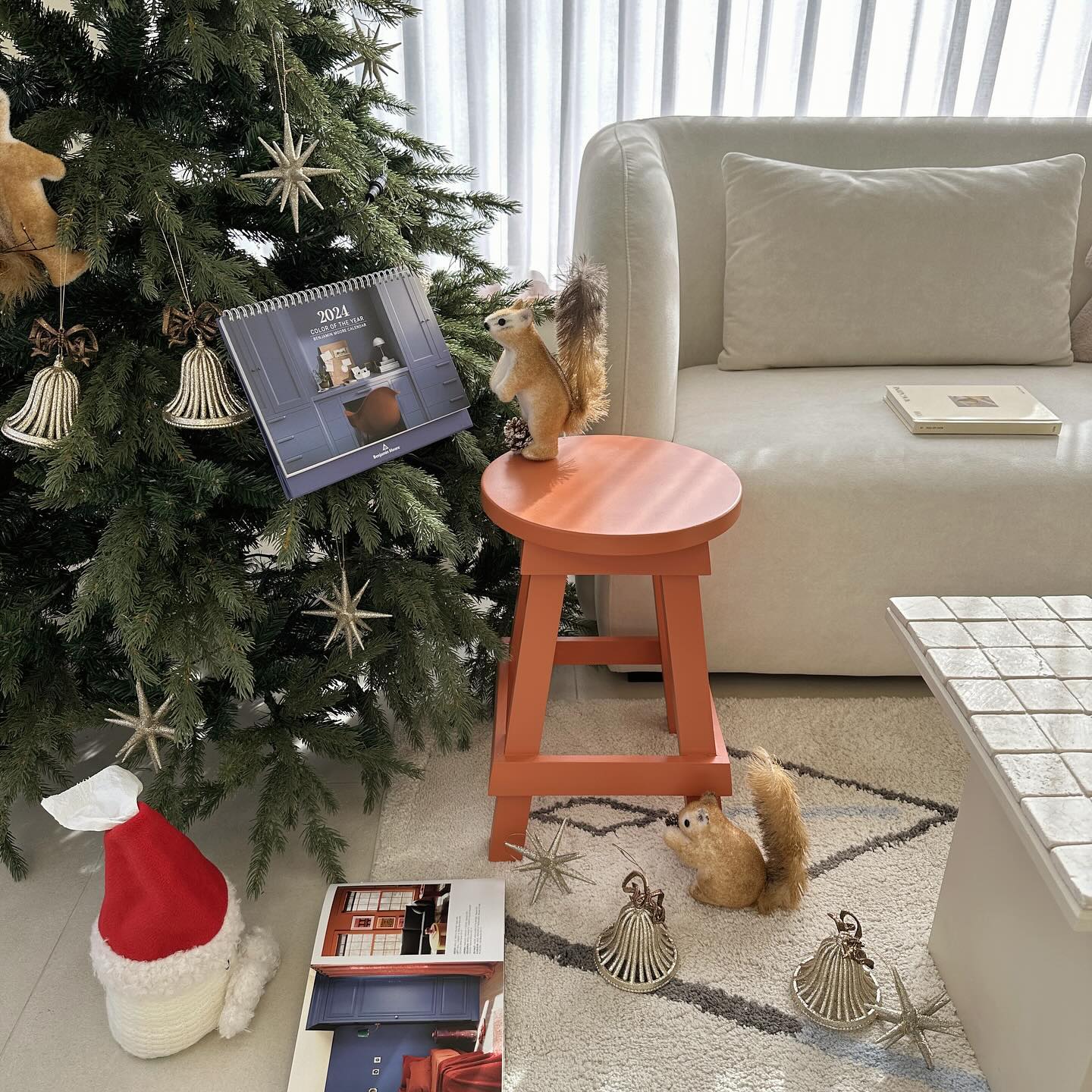 #광고
아아- 우리 다람쥐들이 벤자민 무어의 
24년 트렌드 컬러를 발표합니다ㅋㅋㅋ🐿️🐿️🐿️ 
’일상을 넘어선 순간‘을 통해 영감을 받은 
다양한 컬러들로 구성되어있는데 
제가 픽한 컬러는 topaz070🧡
최근 스툴에 페인팅했던 컬러 기억하시죠! 
크리스마스 소품들과도 잘 어울릴 것 같아서
세컨하우스에 가져가서 트리 옆에 두었는데
너무 예쁘쟈나요......!!!! 
여러분 늦지않았어요- 
연말에는 셀프페인팅 추천><
그래서 나의 다음 페인팅은?🤎

benjaminmoorekorea

•벤자민무어 매장에 방문하시면 2024 트렌드 컬러 캘린더를 
받아보실 수 있어요!
(조기 소진 될 수 있습니다.)

#벤자민무어#2024트렌드컬러#인테리어트렌드
#셀프페인팅#친환경페인트#거실인테리어