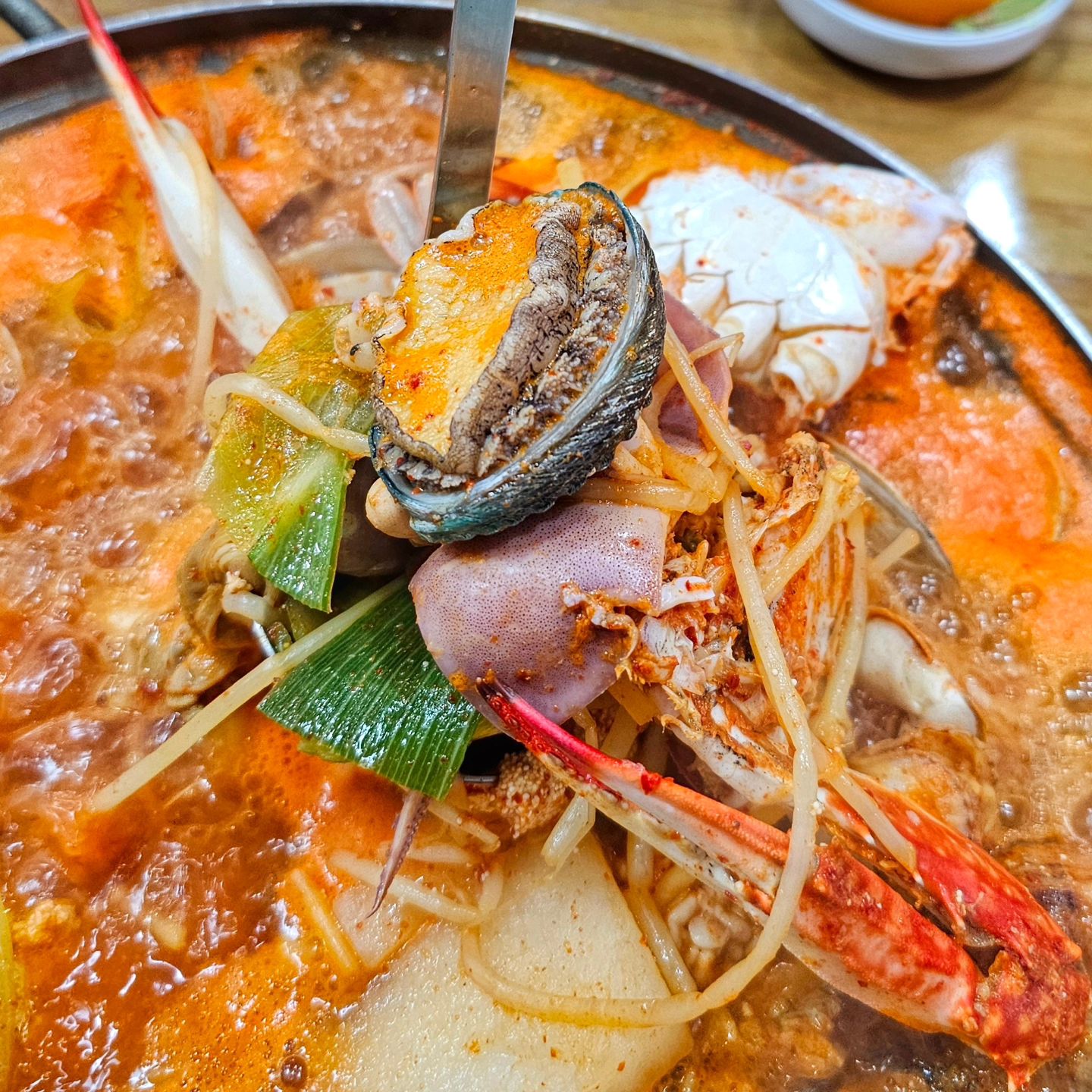 청주 해물요리 찐 맛집🔥 [홍해 해물탕] 

양도 많고 해산물도 겁나 많이 들어있는데
사장님이 직접 손질까지 해주세요 최고

해물탕안에 전복이랑 오징어 알 고니 까지
해물이 진짜 가득 들어있어요

국물도 무랑 콩나물 꽃게가 들어있어
얼큰 시원해서 너무 맛있음

칼국수사리는 필수에요. 존맛탱 ㅜㅜ🔥
사장님이 친절하셔서 너무 좋아서 다음엔 해물찜 먹으러 갈거에요 ❤️

#청주#대전#충북#복대동#해물탕#해물찜#홍해해물탕#청주해물탕#해물탕맛집#청주맛집추천#맛집추천#청주맛집#맛집#복대동맛집#오늘도묵지_청주#해물탕맛집#해물탕맛집추천#좋아요#일상#맛집