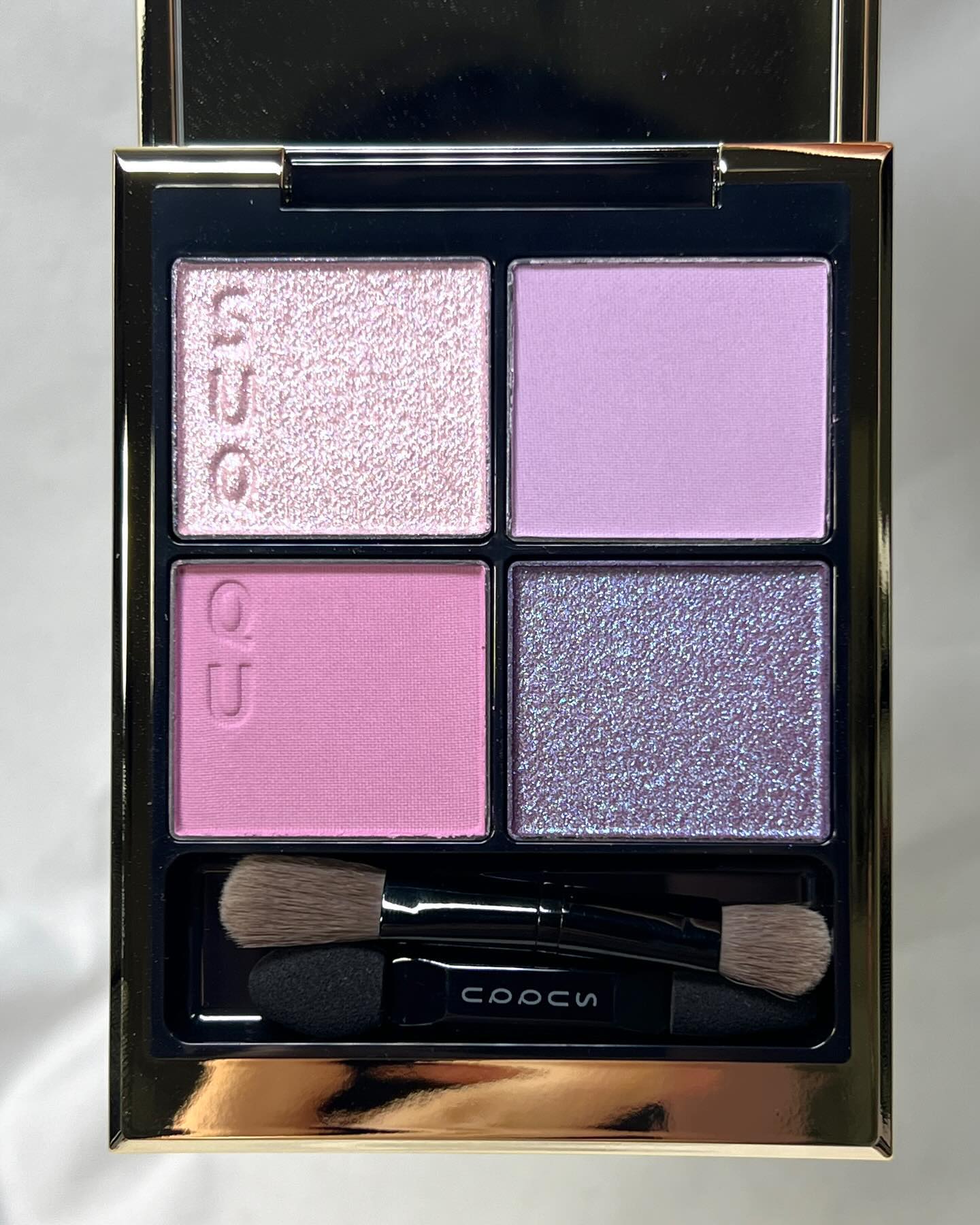 #suqqupresummer2024
[SUQQU] SIGNATURE COLOR EYES 137 HANAMATOME
스쿠 시그니처 컬러 아이즈 137 꽃다발

꽃다발이라는 이름이 정말 잘 어울리는 이번 한정 쿼드.
매트 컬러들이 제 눈두덩이 위에서 생각보다 발색이 은은해서 데일리로 엄할줄 알았는데 우하 컬러만 잘 조절하면 완전 가능이에요.

📍함께 사용한 제품
메이크업 포에버 리부트 파운데이션 R230
바이유어 세럼핏 루스 페이스 파우더
노베브 슬림 엣지 듀얼 아이라이너 뮤트브라운
뮤드 스키니 마스카라 애쉬브라운
질스튜어트 파스텔 페탈 블러쉬 04 dressed peony
입생로랑 러브샤인 워터샤인 립스틱 202 피치글로우

.

.

.

#스쿠 #스쿠프리썸머 #스쿠프리썸머2024 #스쿠시그니처컬러아이즈 #시그니처컬러아이즈 #suqqu #suqqupresummer #signaturecoloreyes #suqqusignaturecoloreyes137 #makeup #eyemakeup #내돈내산 #코덕 #탠템 #슷쿠 #아이메이크업 #메이크업 #아이섀도우 #아이섀도우팔레트