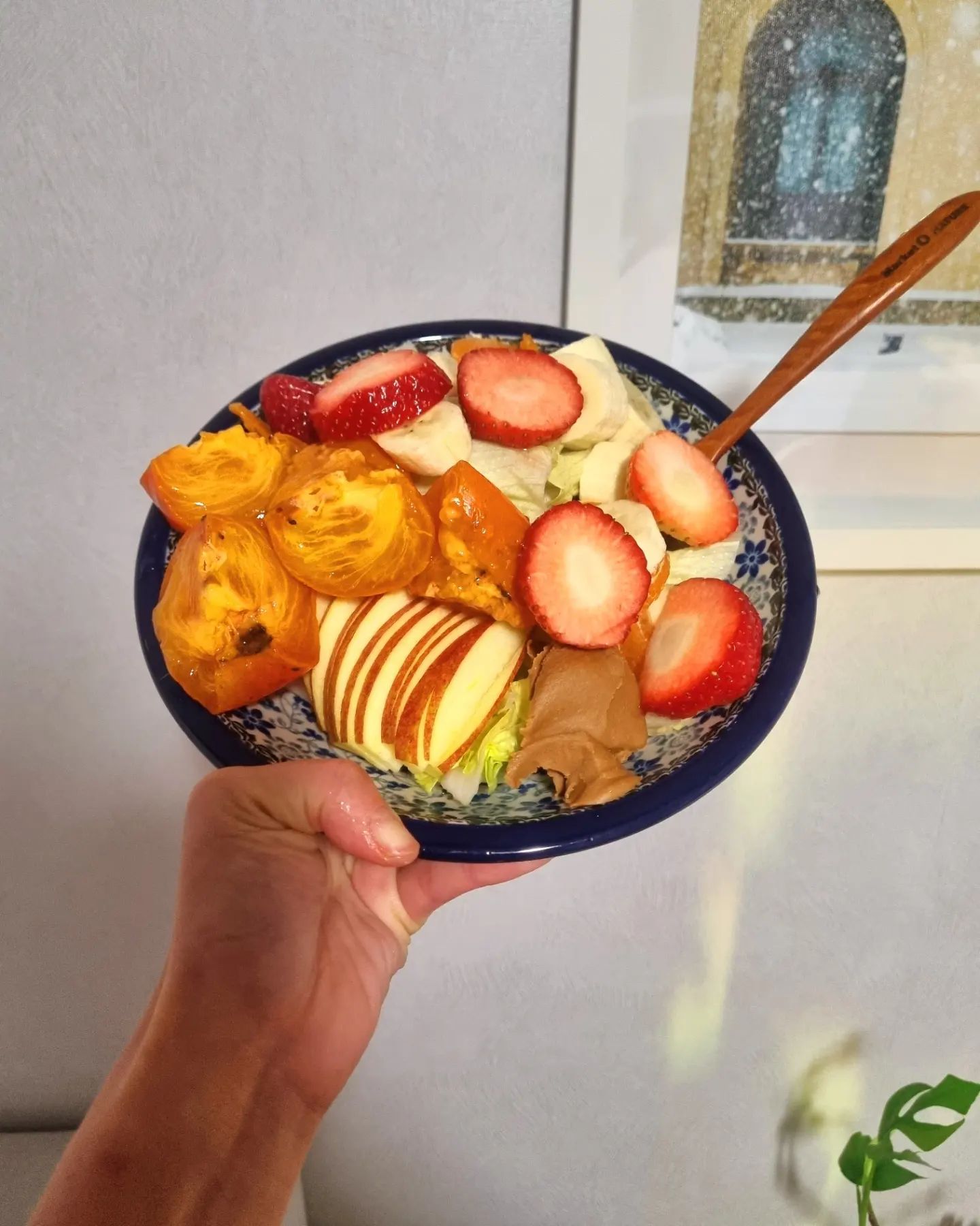 남들이 1개씩 두개씩 준 과일로 차린 샐러드 🥗

냉장고에 과일이 1-2개씩 돌아다니길래 차려봄

사과에 쿠키땅콩버터 발라서 챱챱
올리브오일에 트러플소금 뿌려서 춉춉

이정도 과일 양이면 당오르는거 아닌가 ㅋㅋㅋ
생각하면서 먹음

입이 즐겁구만:-)🫶

-
#샐러드 #홈메이드샐러드 #speculoos #쿠키버터 #먹팔