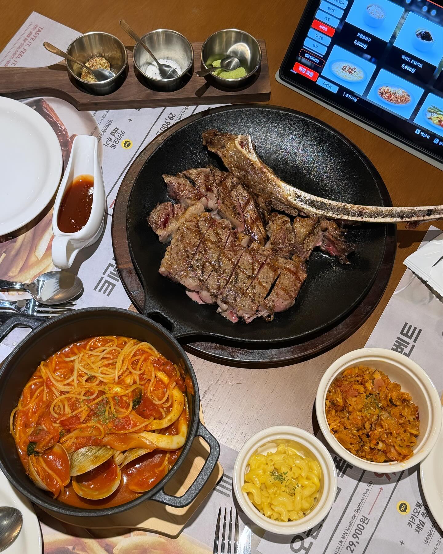 #협찬

지난주에는 간만에 
콧바람이나 쐬러 다녀올겸 해서 
새로운 #강남맛집 열풍을
불어올 것 같은 
#내슈빌스테이크하우스 에 
다녀왔어요

보기만해도 군침이 도는 
토마호크 스테이크의 
반질반질한 윤기와 더불어
먹음직스럽게 재료가 담겨져 나온 
파스타의 콜라보란... 
이루 말 할 수 없을만큼 맛나더라고요 

#내슈빌 모르는 사람 없게 
널리널리 알려질 수 있게 당시에 먹던
현장감을 담아봤으니 참고하셔서 
가족들과 혹은 연인과 함께 
내방해서 좋은 추억 남겨보세요 
#도곡맛집#디너의여왕#스테이크하우스#강남스테이크맛집#도곡스테이크맛집