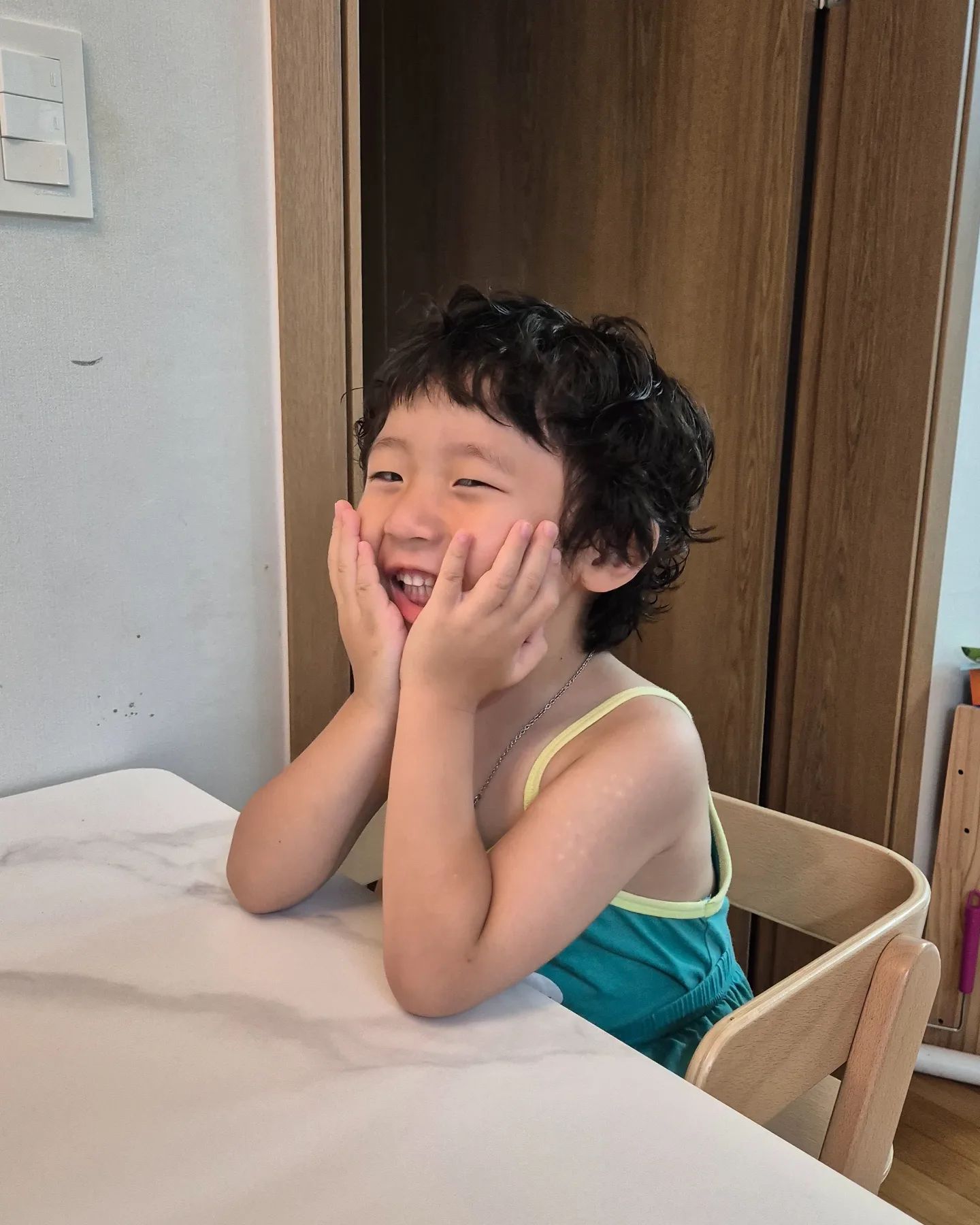 #협찬 이지만 진심담은 후기
.
뭐하느라 이렇게 기분이 좋냐긔?
그건 바로 엘리하이키즈의 마법 ㅎㅎ
요며칠 열나서 등원을 못했는데
컨디션만은 팔팔이라 애미는 너덜너덜해짐쓰...
에너지는 넘치는데 찡찡이모드라 진짜 너무 힘들었다 ㅜㅜ
.
그 와중에 엘리하이키즈 할 때만큼은 
빵긋빵긋한거 실화임?
진짜 너무너무 감사한그...🤩
.
#엘리하이키즈 #메가스터디교육 #유아학습지 #엄마표한글떼기 #5세한글떼기 #5세학습지 #유아홈스쿨링 #유아태블릿 #한글공부 #5세영어 #유아한글 #5세한글공부 #한글떼기 #5세수학 #5세한글 #유아영어
