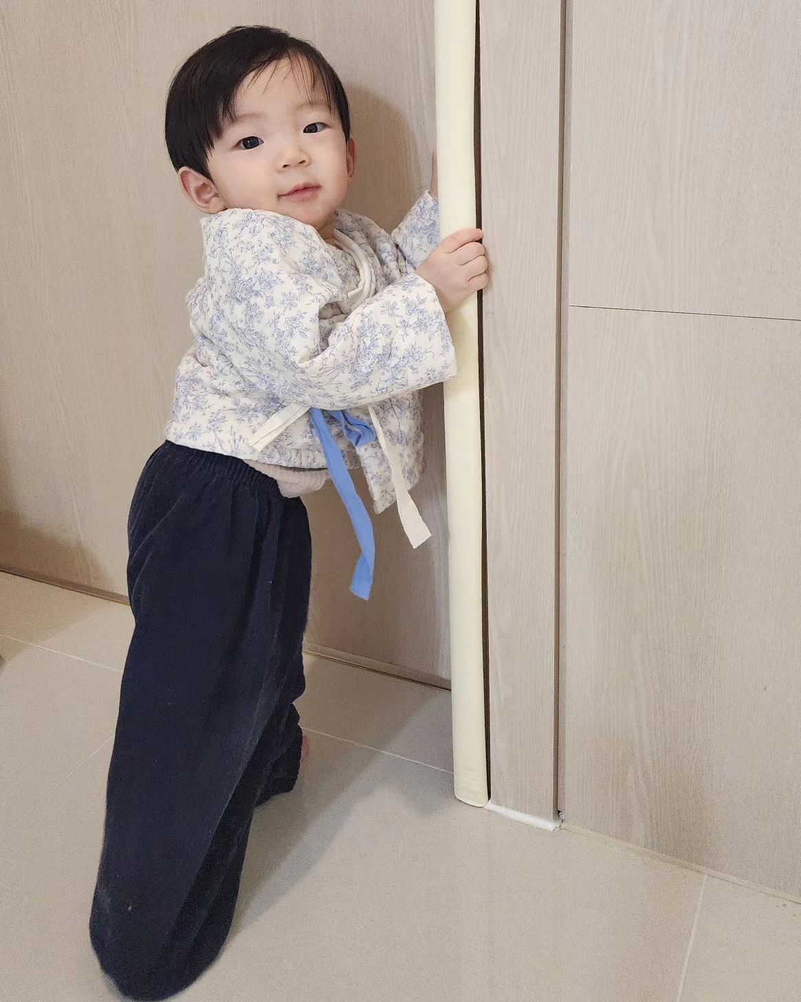 첫설날 이유차닝

할부할미삼츈들 감사합니다 유찬이가 많이벌어서 효도할게요♡♡
새해복많이받으세요♡♡

삔을 잘못찔러서 대머리같엌..

#10개월아기 #육아 #육아그램# #육아스타그램 #육아맘소통 #아기모델 #베베모델 #이쁜아기 #아들바보 #아들맘 #0211오늘우리는 #성장기록 #설연휴마므리 #세벳돈 #수금완료