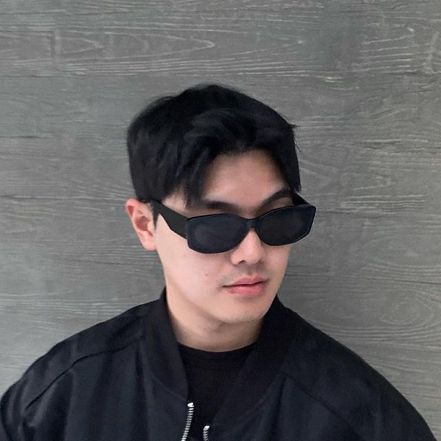  홍이 | 기본만 간단하게 담은 코디 | on Instagram: "#광고 @right_here_men 
썬그리 기가맥히네😎

#협찬 #롸잇히어#right_here#쇼핑몰추천"