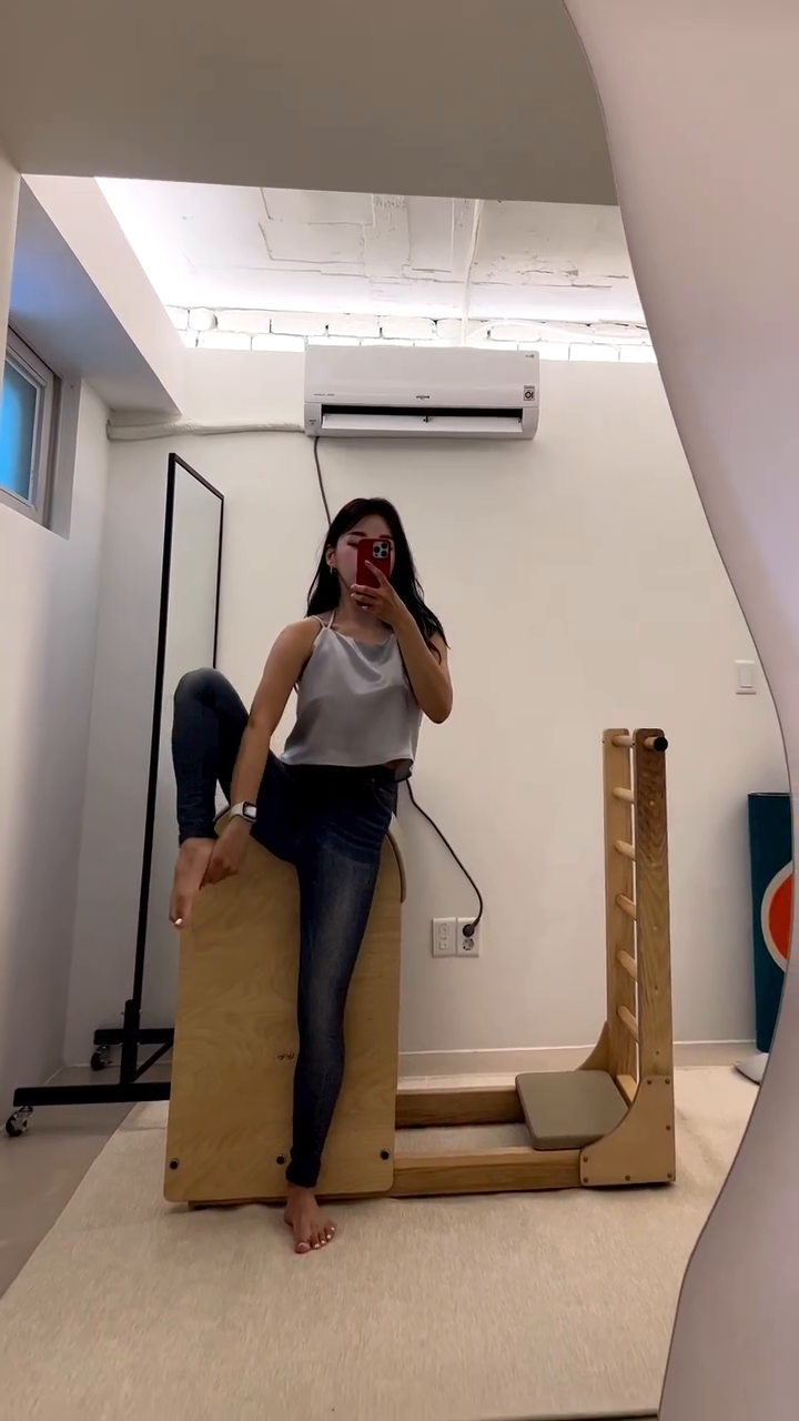 lestige_official 
만져보고 늘려봐야 레깅스인줄 알겠더라구요!!
저눈 항상 레깅스 입을때 엉덩이 가리고 입는데
요곤 청바지같아서 부담없이 입고 나갈수 있을것같아요!!
회원님들께서 초반에 청바지입고 수업하시는줄 알고
놀라셨어여😂😂😂 
#레깅스 #레깅스패션 #청바지핏 #청바지레깅스 #운동복 #운동복패션 #발란스 #스트레칭 #다리찢기 #중심잡기 #필라테스복 #필라테스강사 #필라테스동작 #릴스초보 #월요일시작 #비오는날☔️ #운동소통해요 #다이어트그램 #운동영상 #pilatesbody #workoutvideo