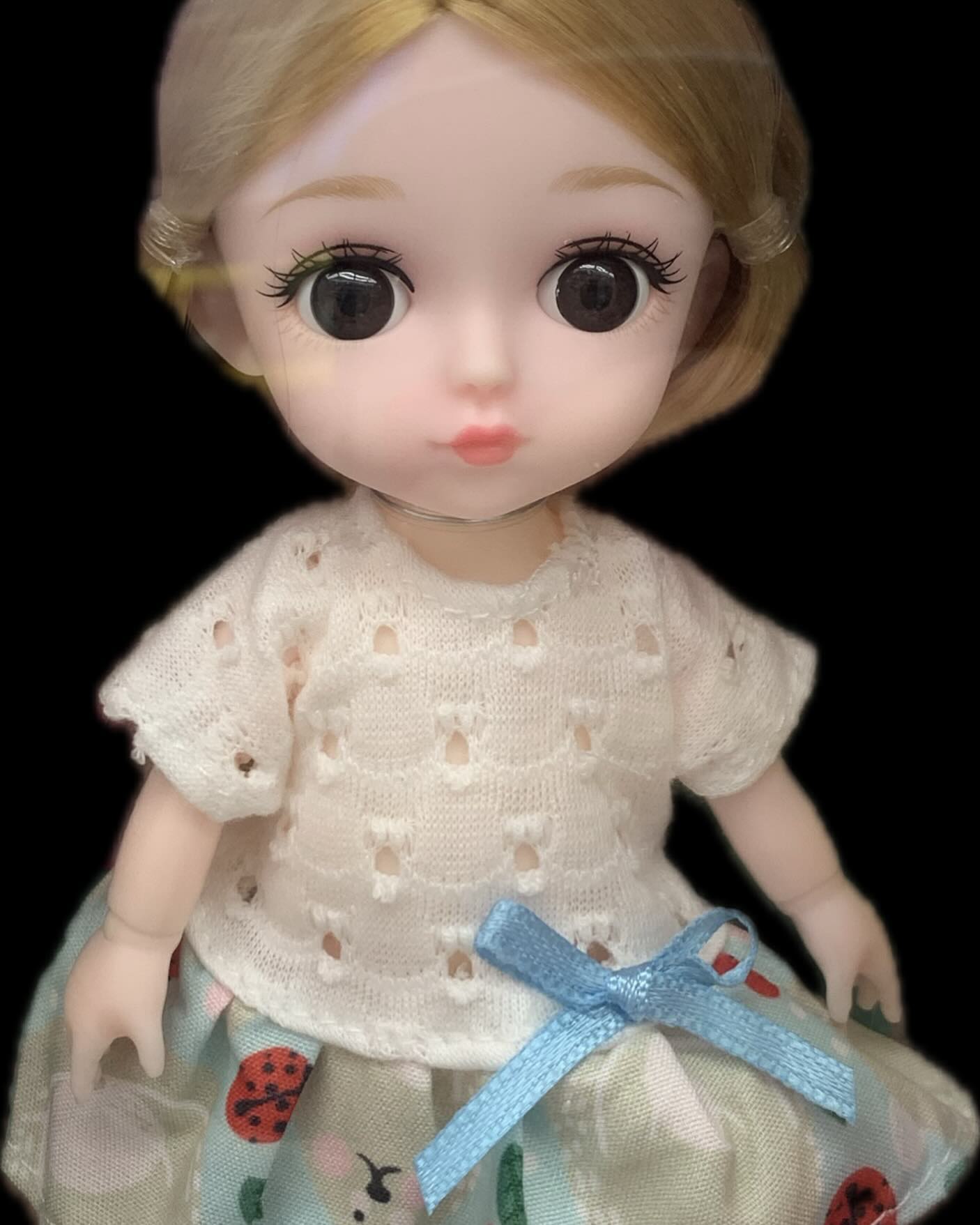 여러분~ 

안녕하세요 
덕만이에요 🧡

사실 뭐 어떻게 인사를 올려야할지
인스타는 누누히 말씀드리지만
저의 장문스타일이 아니라 

(그래도 꿋꿋하게 할껀다하는덕만이) 

평소같으면
협찬 이외엔 제 사진조차도
찍지 않는 저인데 

한해 두해 살아가면서

특히나 많은 생각을 하였던 해 같아 
솔까 얘기 꺼내자면

그냥 소설같은 호러극(?)이 될거같아 
짧게 참으로 죽쓰고 용쓰고 
했던 한해라

그래도 아직은 살아있어 다행이라는 생각. 
아직은 제가 해보고 싶은것도 조금 있고 이룰것도 있으며 특히나 제가 사랑하는 사람들(인스타에서 한번이라도 인사 나눴던 에블바리 애니바리 난아니겠지 해도 그대맞아요(?) 등등 여러분들 포함) 

아무튼 이것도 인연인데
어떻게 한자리에서 무슨 우리
호텔 빠티(?) 같은것도 참 누가 주선해도
저는 안갈거같지만;;;🥹 

그래도 증말이지
내년부터는 

삶에 조금더 용기를 얻어
세상밖으로 나가보려고 합니다. 
한잔 먹어서 이런소리 하는거 아니고

그냥 여러분
사는데 너무 힘주면서 
아득바득 
뭔가를 항상 이뤄야겠다는 생각으로
바쁘게 허둥지둥 살아왔던 우리잖아요.. 
이제 조금씩은 인정해가매
비교하지말고

우리는 우리만의 페이스대로
그누가 
엄마가 뭐라해도(이말하자마자 엄마전화옴;;;) 
… 엄마전화왜케안끊어;;; 
4분남았어요 여러분ㅋ아무튼 결론은  #새해복알아서마니마니이빠이데쓰까#사랑해요알러뷰 #더쓰고싶어도시간없어못쓰는덕만이올림 
#다이소에서저인형샀음