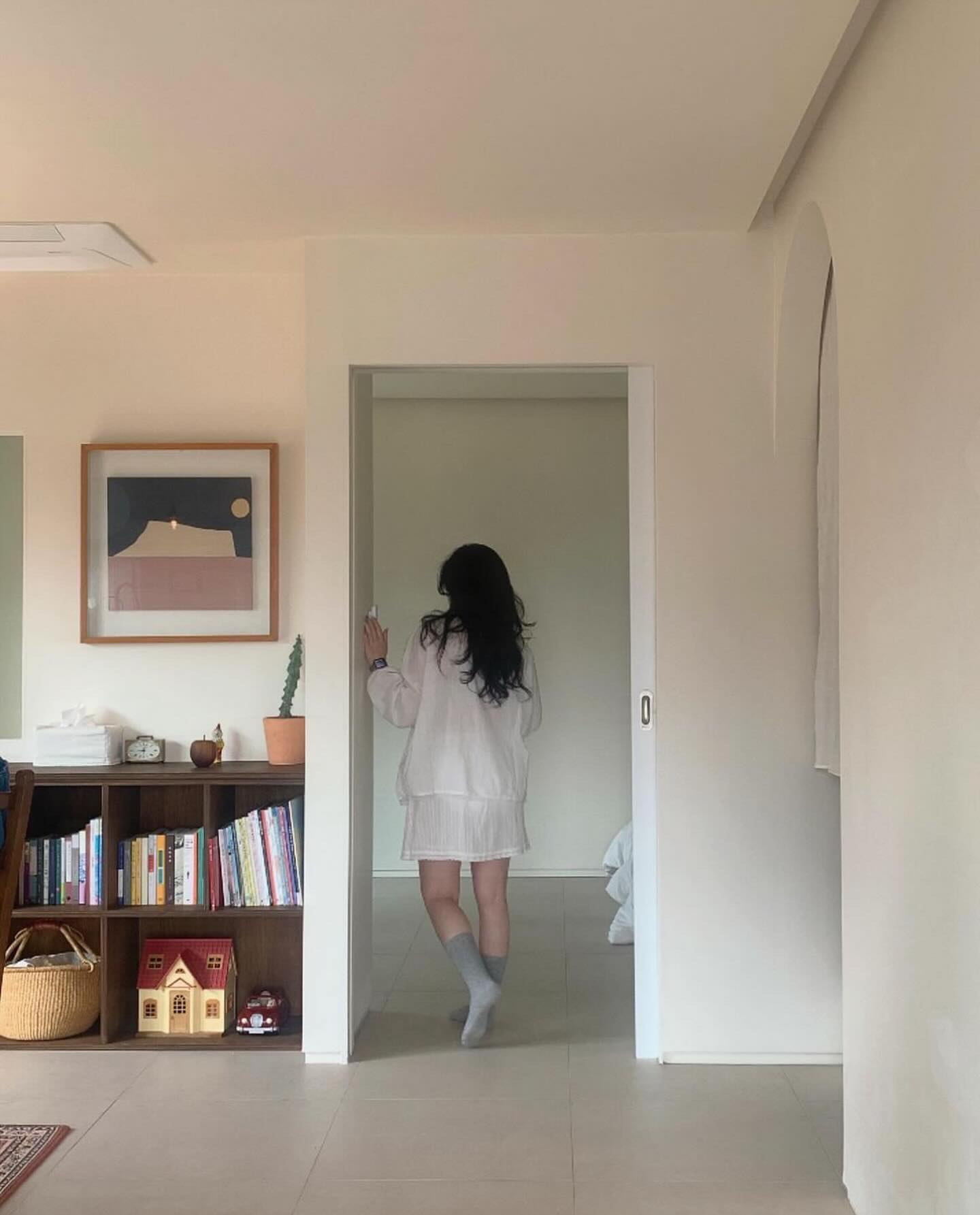 제주 동쪽 구좌읍에 위치한 귀여운 감성 독채 #토끼풀민박 🌿

세 잎/네 잎 2개의 별채로 분리가 되어 각각 미니 정원을 품고 있는 이곳은 자연의 아름다움을 머무는 동안 온전히 느낄 수 있어 기억에 많이 남았던 제주 동쪽 숙소!

숙소를 고를 때 가족들과 함께 하는 시간이 많은 공간이면 좋겠다는 생각에 딱 맞는 토끼풀민박 세잎동엔 함께 식사를 할 수 있는 넓은 다이닝 공간과 수다가 끊이지 않았던 다도 공간 그리고 나란히 붙어 있는 퀸사이즈 침대 2개의 침실까지,,,

하루 종일 함께 시간을 보낼 수 있었던 소중한 공간이라 여기 오기 참 잘했다는 생각이 끊임없이 들었던, 따스함과 사랑이 흘러넘쳤던 나의 토끼풀민박☘️🍀💚

🏡토끼풀민박 tokkipul_minbak

📍제주 제주시 구좌읍 한동북1길 42
.
.
◽️☘️이용
◽️기준 2인 최대 4인
◽️방1, 침대2, 욕실1, 블루투스 스피커, 빔 프로젝터, 미니 정원, 테라스, 웰컴티&웰컴푸드 제공, 어메니티, 커피머신

#토끼풀민박 #제주숙소추천 #제주독채숙소