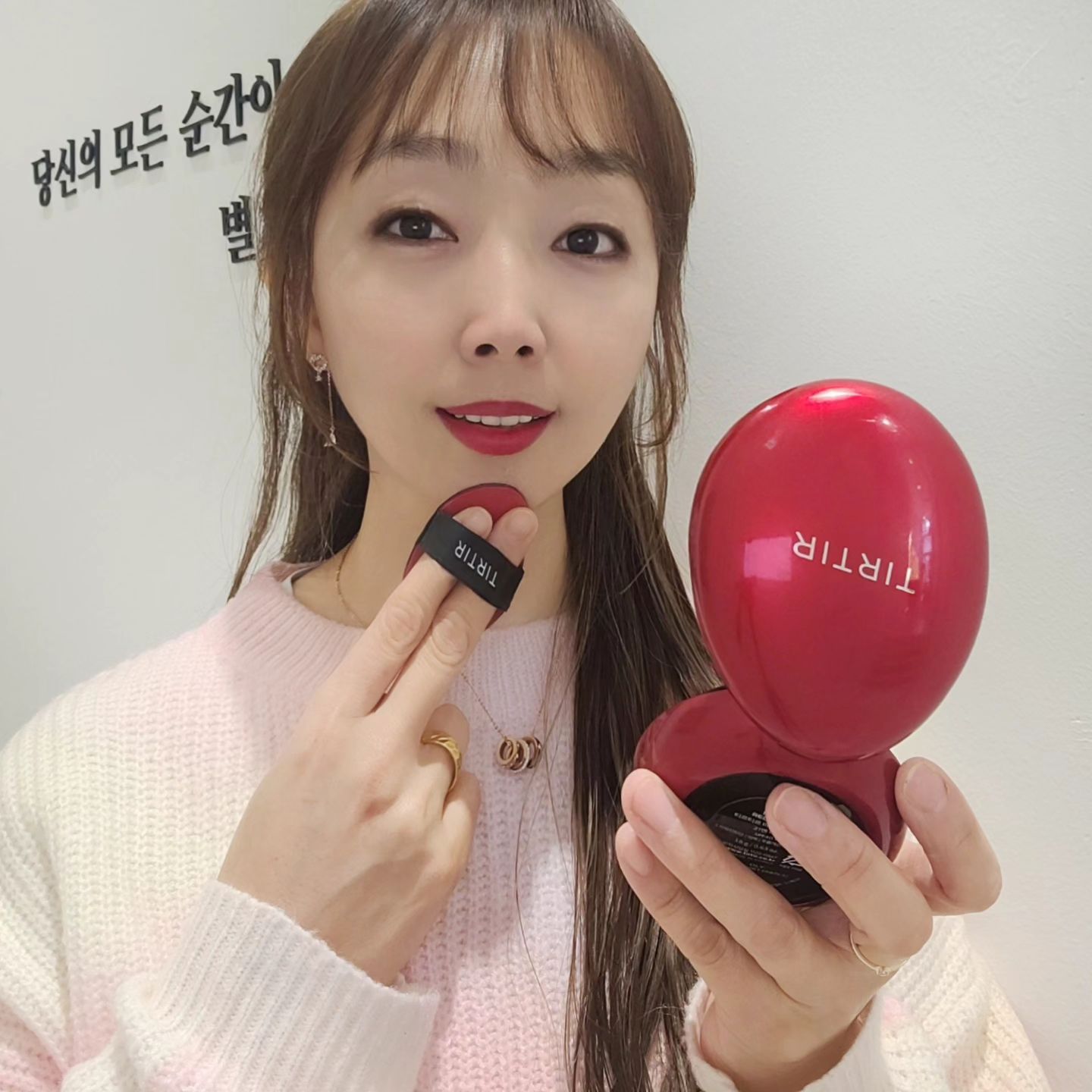 #제품협찬 #티르티르

아침에 출근할 때 화장하고 나가면 집에 돌아올때까지 수정 한번 없이
탱탱한 피부 연출해주는 #티르티르쿠션 덕분에 오늘도 반짝였어요!
깔끔하게 메이크업이 유지 되는 건 역시 #TIRTIR #레드쿠션 왜 이제 만났니!?!👍

한번 살포시 톡톡해서 발라주면 결점없는 도자기피부로 만들어 주니 
좋아하지 않을 수가 없어요.
500만 소비자들도 인정해서 누적 판매수가
18개월만에 1,180개를 달성했다는 소리는
4초에 1개씩 팔렸다는 소리죠!! 꺄~ 대박!
한번 발라주면 72시간동안 그 지속력이 유지되니 
아무래도 앞으로 쭉쭉 사용해야 할듯해요!

아무래도 피부에 착 붙을수 있었던건 경량 파우더 덕분에 산뜻하면서도
광채나는 피부를 만들어주기에 딱인듯해요!
앞으로도 쭈욱 #마스크핏레드쿠션 할거에욤

#TIRTIR #티르티르쿠션 #레드쿠션 #4초쿠션 #무결점커버쿠션 
#매끈밀착쿠션 #쿠션추천 #뷰티스타그램