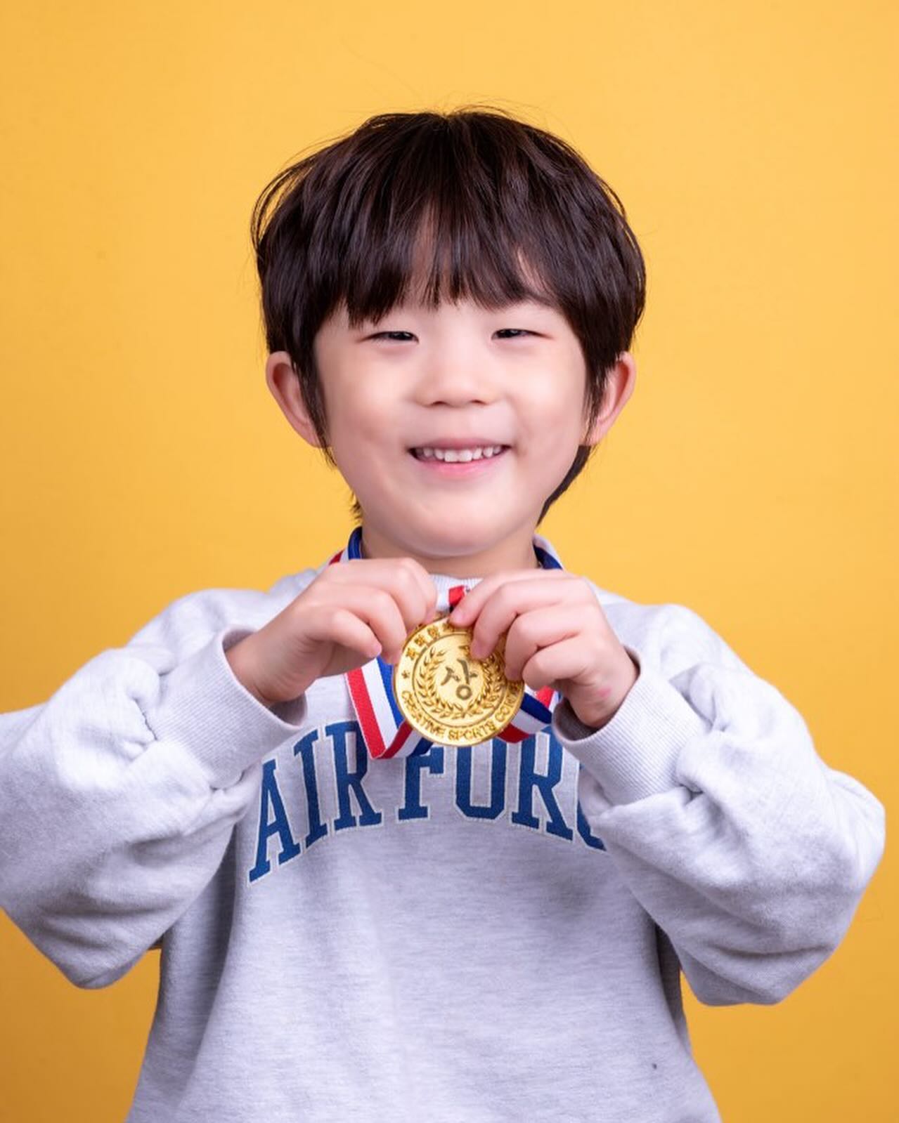 가짜 6살에서 진짜 6살된 형님들💛
언제 이렇게 컸는지 나도 가끔씩 놀래지만 
이번 증명사진 진짜 성공적이고 너무 마음에 든다😍 
나만의 연예인 둥이들 크느라 고생 많았는데 
우리는이제부터 시작이구나! 우리 서로 잘해보쟈구!

증평에서 이렇게 찍을 수 있는 사진관이 생긴것도 너무 좋은데 
작가님부터 사장님까지 너무 친절하시고 너무 잘 찍어주셔서 
가족사진까지 예약✔️ 완전 강추강추하는 #젬마스튜디오 
너무 잘되서 나중에 사진 찍으러 가기 힘들어지면 어쩌나 싶지만 
더 흥해서 증평에서 1등 사진관 됐으면 좋겠다! 
매년 사진 찍으러 가야 겠다는 생각도 했으니 
젬마스튜디오 너무 잘돼도 저희 잊으시면 안돼용💛

#증평 #증평사진관 #젬마스튜디오아트레이블