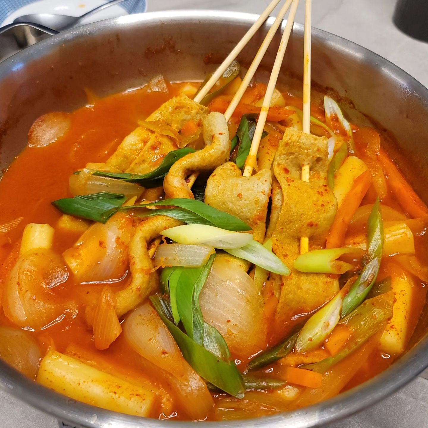 #오늘 #저녁메뉴 #분식파티 #떡볶이 #쫄면

일요일 저녁메뉴는 남편 초이스

밀떡에 어묵꼬치 넣고 냉장고 털은 야채와 새콤달콤 소스만들어서 탱글쫀득 쫄면까지 냠냠