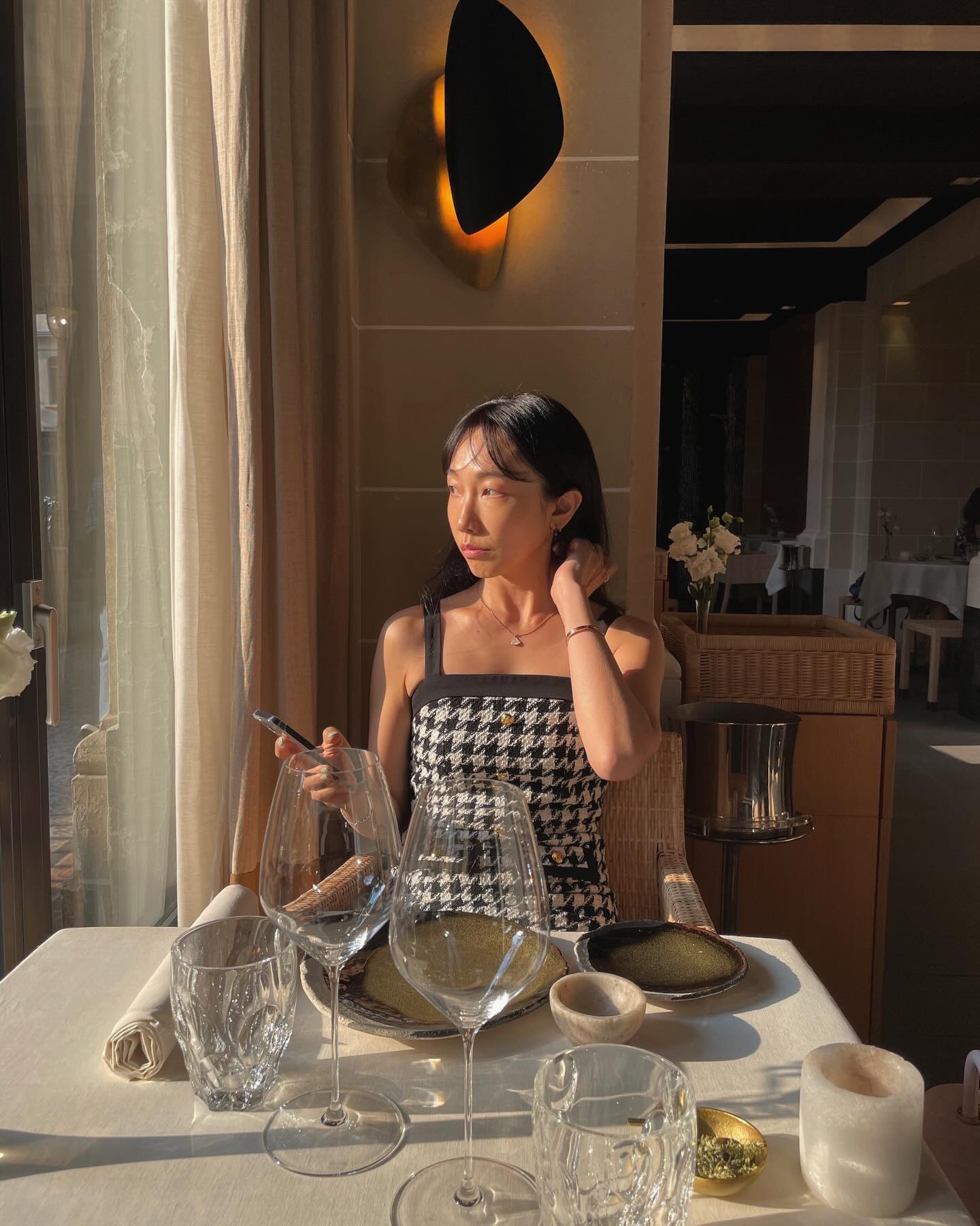 입고 가려던 드레스 지퍼가 고장나서 매우 성질이 났지만, 찬란한 햇살으로 시작되는 디너가 기분을 풀어주었다.