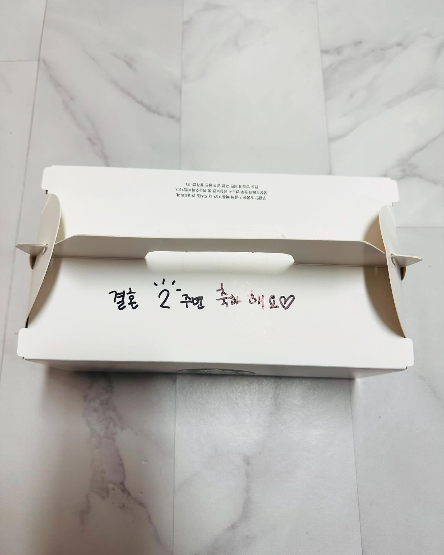 #일상소울린
#특별한일상
#결혼기념일 두 번째.
#weddinganniversary
Since #20221029

결혼기념일 맞아 손편지 쓰는데
나 왜 반성문 쓰냐..
받기만 하는데 매번 틱틱대는 나 너무해..
첫 결기는 집안 행사에 그룹원 파견 가는
온전한 내 일정으로 아무것도 못해놔서
올해는 꼭 여행 가자! 했는데
11월에 가는 것도 여적 안 정했대며?

매일이 이벤트고 섬세한 마음씀씀이라
특별히 서프라이징 하지 않아도
매일이 설레고 두근대는 2년차 부부의 삶. 
내가 좋아하는 해바라기와 라벤더 한 다발을
화장실 다녀온다더니 밖으로 뛰어나가 사오는
이런 마음 어찌 안 사랑하나요.

그저 고맙고 사랑합니다 내 짝꿍. 
#내가더잘할게요 
(마지막 사진 너무 기여워서….미안여..)
케익 챙겨준 이현이네 부부도 고맙습니다 ♡

그나저나 11월에 여행 갈건데
#보라카이 다녀오신분들 팁 좀 주세요.
#ThanksBetoGod 🙏

+, #이태원참사2주기 를 기억합니다.