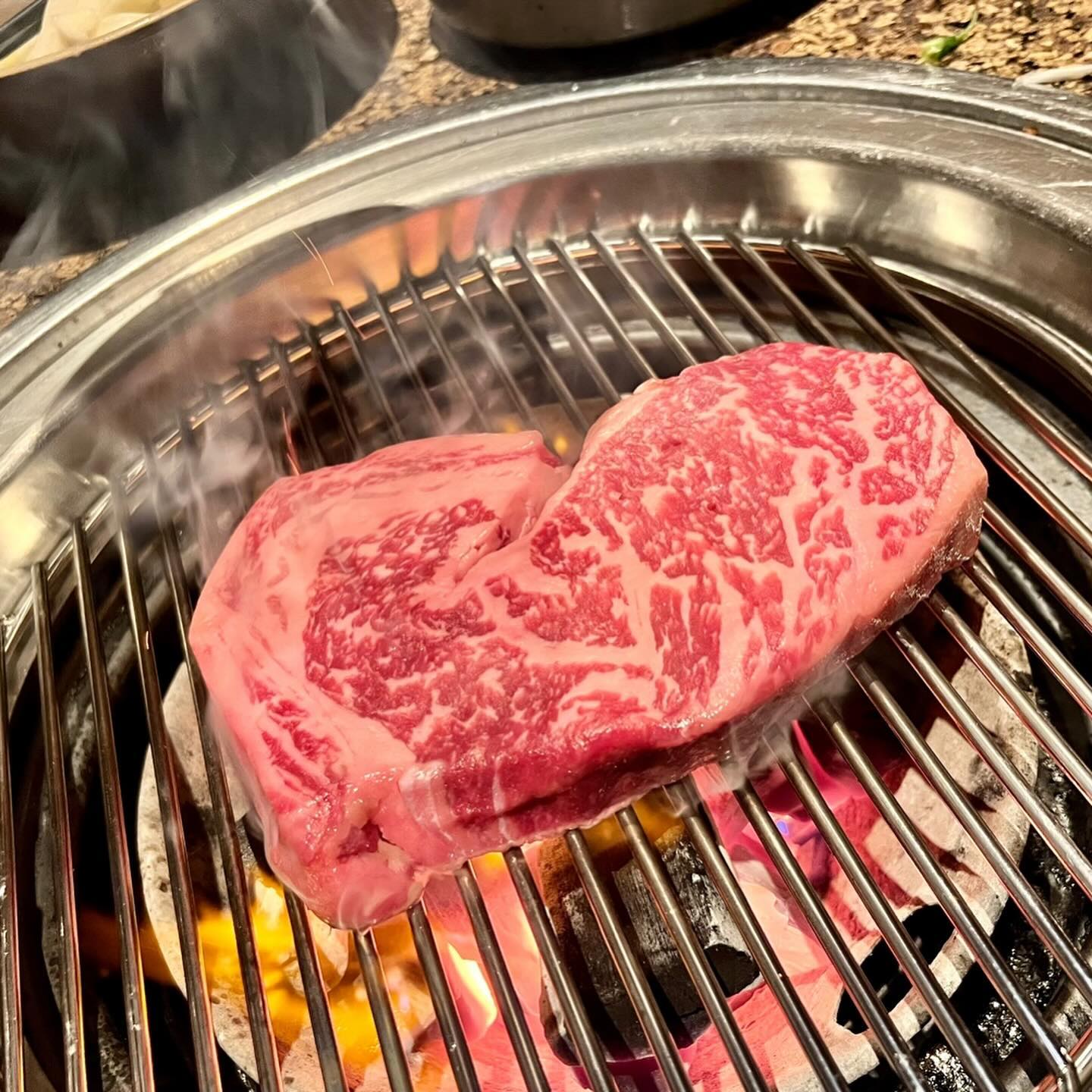 연말고기파티 내사랑 투뿔등심🥩소고기가 녹네 육회에 곱창전골에 명란계란찜까지😋 2주연속 투뿔등심🥰#투뿔등심 #등심맛집 #한우 #육회 #곱창전골