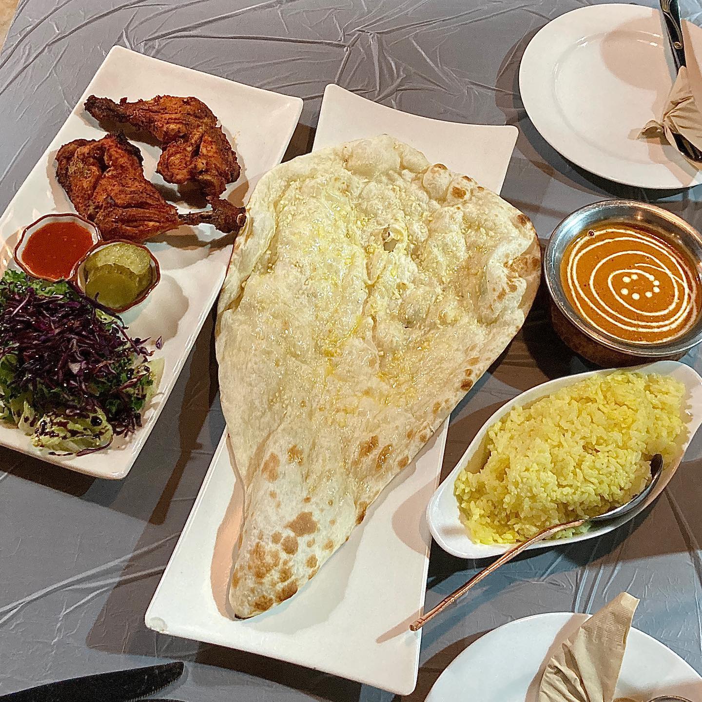 인도인이 운영하는 인도 전통 커리집 인디안커리🍛✨

들어서자마자 인도풍 감성 가득한 인도의 맛을 느낄 수 있는 곳이었어요🇮🇳✨
달콤하고 크리미한 치킨 마카니가 제 입맛에 딱이었습니다☺️ 
갈릭 난을 찍어먹으니 완벽한 조합
강황밥에 곁들여 먹어도 정말 잘 어울렸어요🧡
치킨도 특유의 향신료가 매력적이라 맛있게 먹었네요

인도를 느낄 수 있는 커리집 찾으시면 인디안 커리 추천드려요✨🍛🇮🇳

#분당서현맛집#성남시맛집#서현동맛집#서현역맛집#분당커리#분당인도커리#인도커리맛집#서현역커리#서현동맛집추천#서현역맛집추천#서현데이트#분당데이트#성남맛집#인디안커리