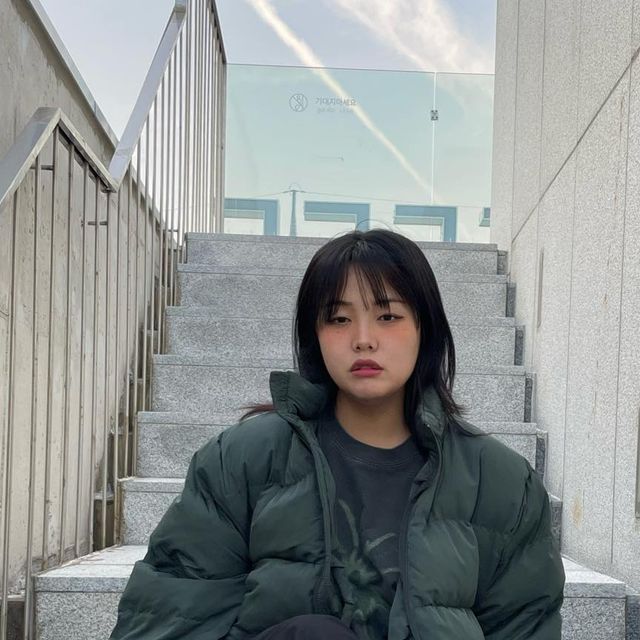 혜림포터 l 데일리룩 on Instagram: "#광고 @standarderror_official 그린 깔맞춤 못참지💚 언발란스한 실루엣이 힙한 #스탠다드에러 패딩 앞은 짧고 뒤는 길어서 옆모습이 진짜 취저! 옆모습도 사진두
