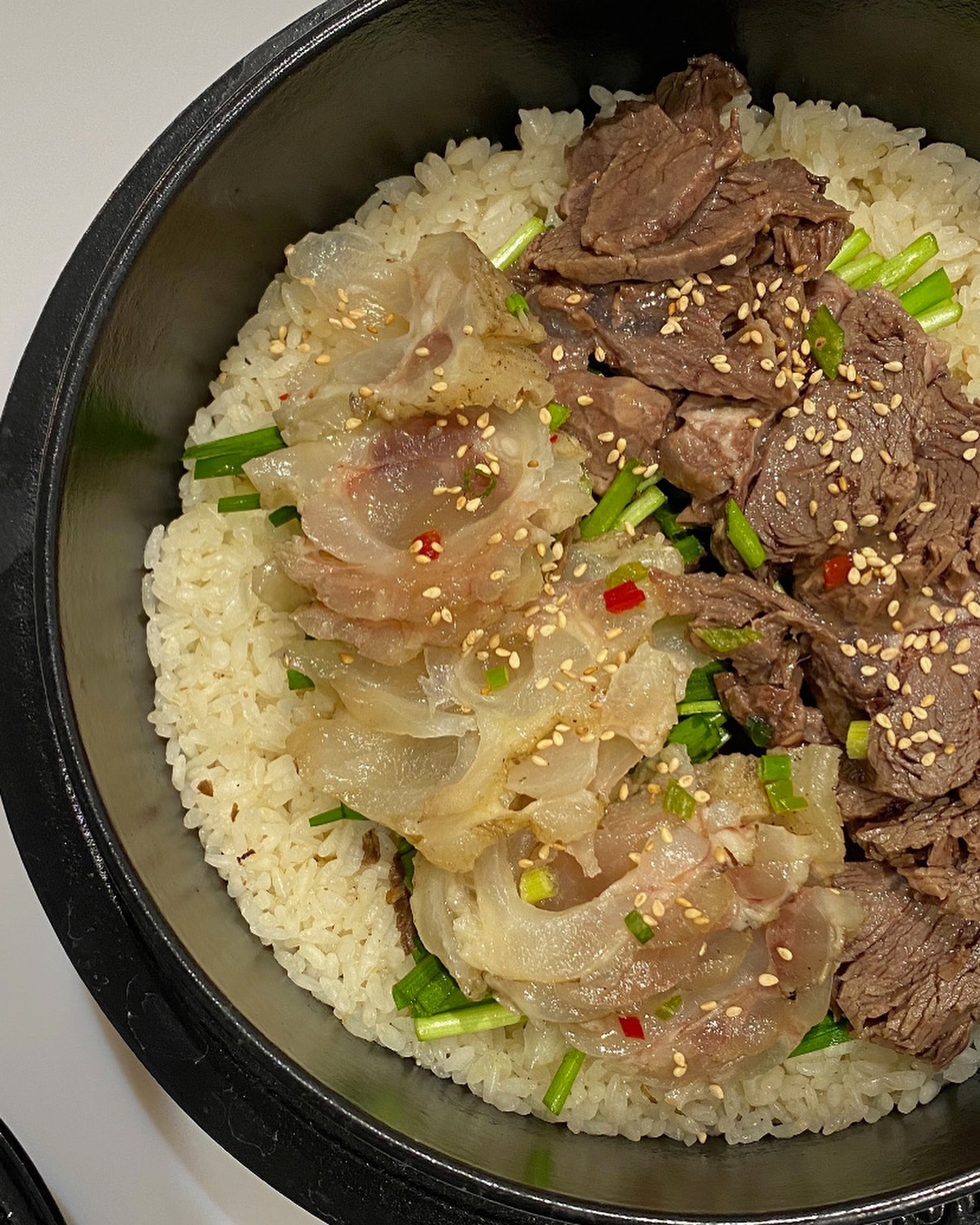 (사진이 날아가서 다시 올려요🫠)
🍖
목요일 퇴근 후 -
갈비(스테이크) 솥밥 말고,
갈비(탕) 솥밥 지었어요. 🥣
(레시피는 디엠 보내주시면 보내드릴게요!)

반찬가게표
한우사태&스지수육 (+연겨자소스) 한 팩 샀고요 -

갈비탕으로
밥 먼저 폭 포옥 짓고, 갈비탕솥밥이 완성되면
한우사태&스지수육을 가마솥밥 위에 올려
뜸 들여주었어요.

냉장고에서 밑반찬 꺼내
접시에 가지런히 덜어내고,
솥밥 휘휘 저어 그릇에 담아내요. 🥣

연겨자 소스 콕 찍어
사태, 스지수육 오물거리면 세상 행복 🤍

밥만 먹어도
짭조롬 간이 잘 배어들어 맛있더라고요.

솥 째로 맛있게 싹, 싹 - 클리어.

+

저는 위에 고명을 따로 준비했기에
okdongja1004 순살 갈비탕을 사용했지만,
순살이 아닌 뼈 있는 갈비탕으로 만들어 드시면
따로 고명으로 수육을 추가 준비하실 것 없이
맛도, 비쥬얼 면에서도 더 좋을 것 같아요 !!
.
.
.
.
#갈비솥밥
#갈비탕솥밥
#솥밥 
#솥밥레시피