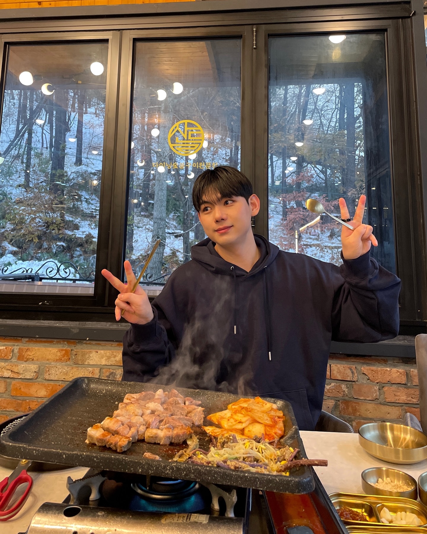 #광고 sandeulbbq 

자연속에서 맛보는 명품고기 !🔥🔥
산들한우바베큐&불멍카페에 다녀왔습니닷

호텔쉐프 출신의 요리사님이 만든 최고 퀄리티의 반찬과 명불허전 최상위 등급의 고기를 화덕에서 초벌해 불맛과 함께 맛볼 수 있습니다

고기도 고긴데요..여긴 밑반찬이 정말 맛있습니다
고깃집에서 반찬이랑 밥으로 배채운건 처음이에요
불멍카페도 운영되어 밥먹고 따뜻한 차한잔 하며 불멍까지 !
주차장도 넓어 문제없습니닷
용인 가시면 강추드려요 👍👍

#용인한우바베큐 #용인바베큐 #용인불멍카페 #용인맛집 #용인가볼만한곳 #용인맛집추천 #용인데이트코스 #산들한우바베큐 #용인데이트 #먹스타 #먹팔 #오늘뭐먹지