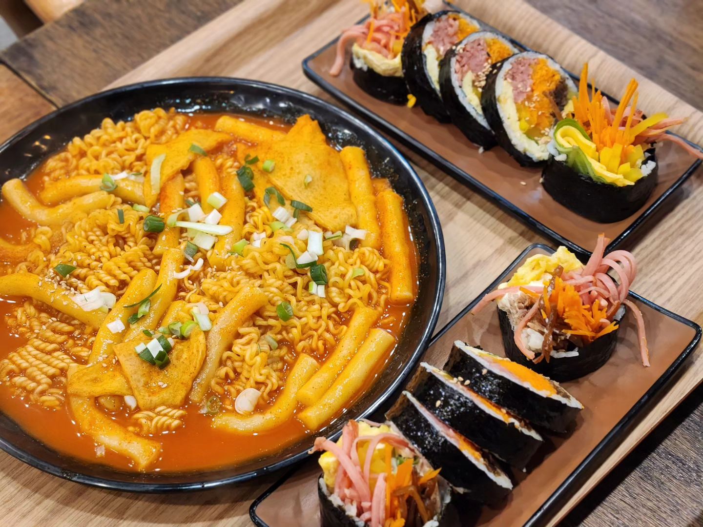 구월동맛집 팔뚝김밥🍙
간단한 한끼 채우기엔 분식만한게없죠! 그렇다고 대충 먹긴 싫을때 가기 좋은 팔뚝김밥

이름답게 김밥이 팔뚝만해요👍
속도 가득차있고 맛도 좋고!!
김밥속에 들어있는 치즈랑 참치 양 실화인가요? 🤣
라볶이도 김밥이랑 너무 잘어울리고 맛있었어요. 

그리고 주차하기어려운 구월동에서 건물내 2시간 무료주차도 제공하고있어서 자차운전자들에게 강추합니다😋

#구월동맛집 #구월동분식 #팔뚝김밥 #라볶이 #김밥맛집 #인천맛집 #잘먹었습니다
