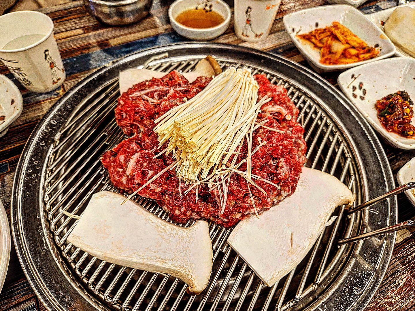 #먹방기록 #해운대언양불고기 

2023년 마지막 날,
해운대 빛축제 구경하고 저녁 먹으러 간 곳

잠시 앞에서 웨이팅하고 드디어 입성!

고기 한 뭉탱이와 버섯이 올라가니 입맛이 싹 돈다.
그래도 불고기라서 빠르게 익어간다.

달달한 듯 고소한 듯 부드러운 고기,
역시 언양불고기는 맛없을 수가 없다.😋

술 한 잔 안 마시고 깔끔하게 꿀-꺽.
냉면하고 먹으니 더 맛이가 좋네

➰️해운대언양불고기
➰️부산 해운대구 구남로 23-1
➰️언양불고기中(3인분), 물냉면, 공기밥

#해운대 #해운대맛집 #언양불고기 #맛집 #맛집투어 #맛집탐방 #맛집추천 #먹스타그램 #먹스타맞팔 #먹팔해요