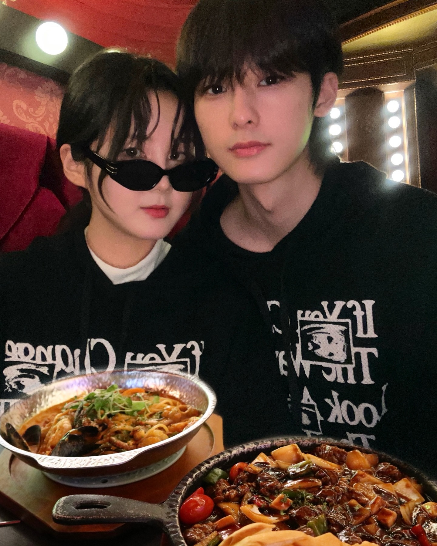 #협찬 
19세기 파리의 몽마르뜨 컨셉을 느낄수 있는
신상 #사당술집 #캉캉싸롱 💃🏿

외부에서 보이는 캉캉싸롱의 화려한 간판부터
입구,내부까지 완벽한 컨셉 인테리어가 눈이 즐겁고 
고급스런 샹들리에 조명이 분위기를 압도👏

여긴 분위기부터 음식까지 맛집!!
찹스테이크랑 낙곱새파스타 먹었는데
스테이크는 같이나온 빵과함께 
각종채소 올려먹으면 조합 굳…🫶🏻

낙곱새파스타는 낙지는 오동통하니 
매콤한 간이 알잘딱이라 양도 제법 많고 
매력이 있었어요! 안주 가성비 또한 굿!

쇼파 자리쪽은 연인, 친구와 함께 인생샷가능하고
19세기 파리의 몽마르뜨 컨셉의 작은무대와
3층에는 작은 무대&노래방기계도 설치되어 있어 
단체회식으로도 좋은 곳 같아요💃🏿❣️ 

#사당역술집 #이수역술집 #사당데이트 #이수술집
#4호선데이트 #데이트코스