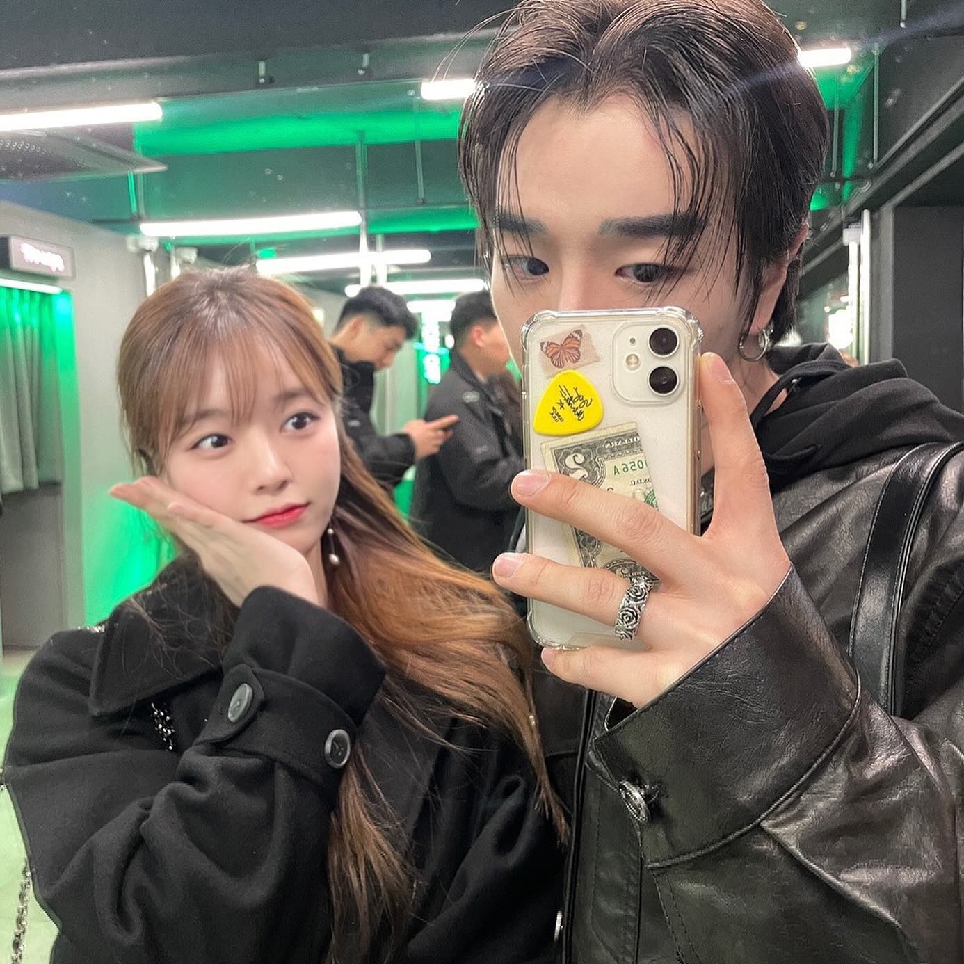 친동생 임미댜🐶

어렸을때 많이 싸운거 맞아요ㅋㅋ
라면 서로 한젓가락 더먹겠다 싸우고 접이식우산 서로 자기가 가져간다고 싸우고..ㅎ
야! 하고 불러서 왜! 하고 내 방으로 오면 불 끄고 나가라고 많이 시켰구여 (진짜 못됐었음🤦🏻‍♀️ 그치만 내가 누나잖아? 억울하면 먼저 태어났어야지ㅎ)

근데 진짜 제 동생이 다정하고 착해요ㅎㅎ
싸울때나 평소에 저한테 야, 너 한적 한번도 없이 항상 누나가 이랬잖아 저랬잖아 하면서 선도 잘 지키고 고딩때 야자하면 누나 납치당할까(실제로 당할뻔함) 밤에 데리러오고 대딩때 술먹고 집들어가는길에 춥다하면 패딩들고 마중나오고 구두신어서 발아프다 하면 슬리퍼갖고 마중나오고 제가 보기보다 무거운데(예전엔 더 무거웠음) 업어준적도 있구요

어렸을땐 몰랐는데 시간이 지나고 보니까 싸우고 기분나빴던 기억은 희미해지고 고마웠던거랑 제가 잘 못해준것만 기억에 남더라구요

독립해서 7년을 살다가 부모님댁에 들어온지도 이제 한달이 지났는데 생각보다 힘들지도 않고, 또 한 번 느끼는거같아요 가족이 제일 소중하다는걸요 ㅎㅎ 

우리가족 내가 앞으로 더 더 잘해줄께~?🫶🏻💗 
다들 가정에 평안이 가득하셨음 좋겠어용🏡