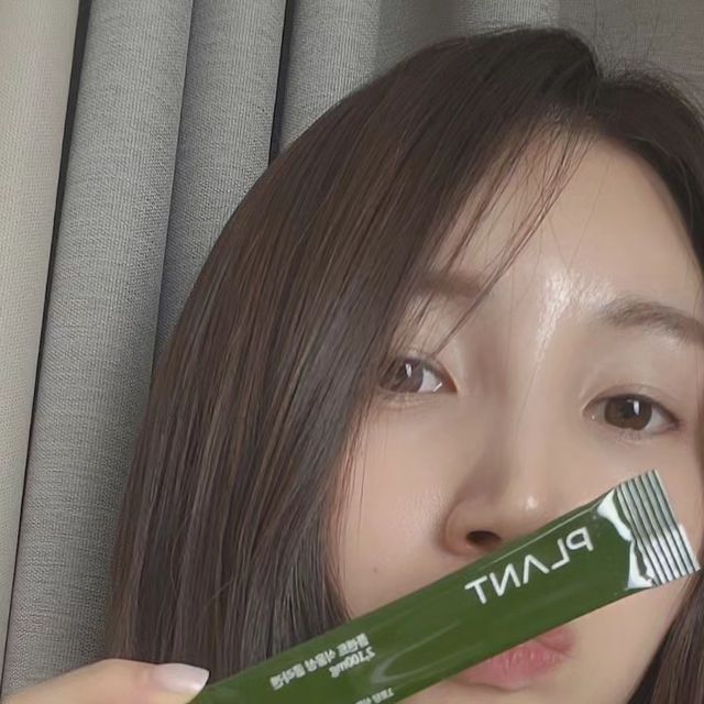 운동하는 워킹맘[쪼꼬미pila] on Instagram: "#광고 . 매일 챙겨 먹는 콜라겐! 다 같은 콜라겐이 아니기에 먹을때 마다 새로운 걸 찾는 것 같아요. . 이번에 만난 플랜트 콜라겐은 오직 이것‼️ 항