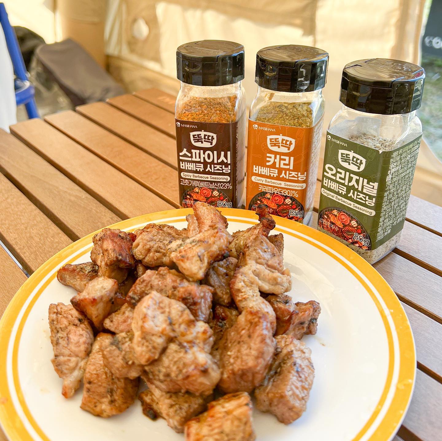 #협찬

캠핑에 빠져선 안될 고기 고기 ! 🍖🥩

마켓영 시즈닝 3종세트 챙겨갔는데
파워 든든 !!!! 😙

스파이시, 오리지널, 커리맛 
3종 세트 입맛대로 골라먹는 재미 ~ 

고기에 뿌려서 구워도 맛있지만 
찍먹해도 맛있게 즐길 수 있어요 

같이 캠핑간 친구들 모두 맛있다고 
완전 무한 칭찬 받았던 하루 😇

chef_kueen

#마켓영 #요리여왕
#마켓영시즈닝 #요리템 #요리 #코턱 #캠핑템 #신상품나왔을땐 #양념시즈닝 #시즈닝파우더 #시즈닝 #캠핑 #08L