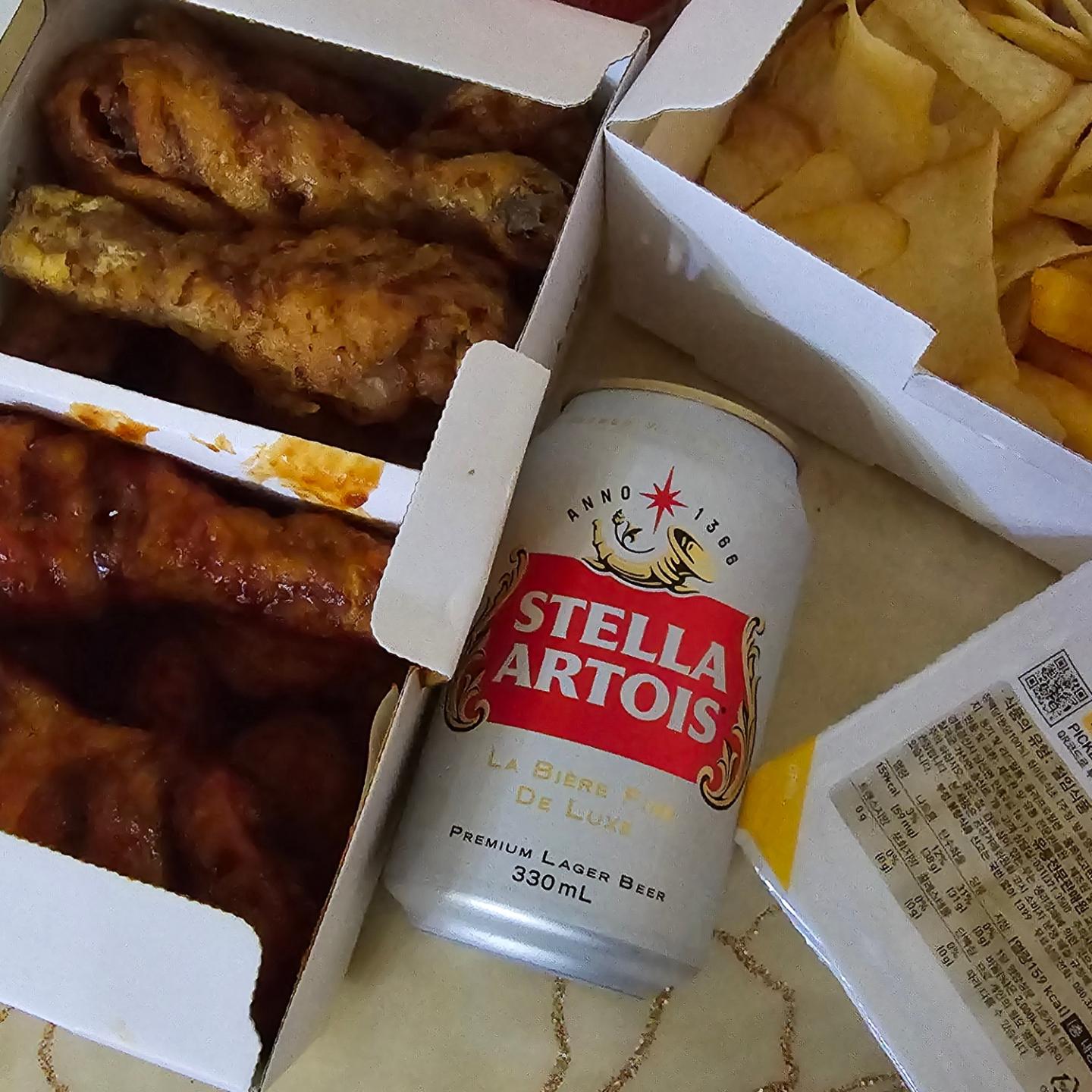 #광고 #스텔라아르투아
깔끔하고 뭔가 진한 맛의 맥주라 즐겨 마시는 스텔라 아르투아가 원래도 330ml가 있었나요? 마트 갔더니 새롭게 나온거 같아서 한달째 쟁여가며 마시는중..

요거 양 손 무겁게 🤲🍻 들고 가는거 보신 분들이 스텔라 좋아하시나봐요? 하더만요.. 네 암요, 즐겨 마십니다 ㅎㅎ 요즘 물가가 많이 올라서 집에서 음주 즐기시는 분들이 많이 늘어났다지요?! 집으로 배달오는 맛집이 넘 많아서 저도 집에서 닭발이랑도 발맥하고 ㅋㅋ #치맥 #피맥 감자튀김 감맥까지 아주 다양하게 #홈맥주 즐기고 있네요^^

inflca stellaartoiskr 
#배달의민족 #홈맥 #교촌치킨 #연산동맛집 #연산동치킨 
우린 언제나 #연산4호점 한우물만 판다!!!

*경고: 지나친 음주는 뇌졸중/기억력 손상이나 치매를 유발합니다. 임신 중 음주는 기형아 출생 위험을 높입니다. 제조사/판매사: 오비맥주