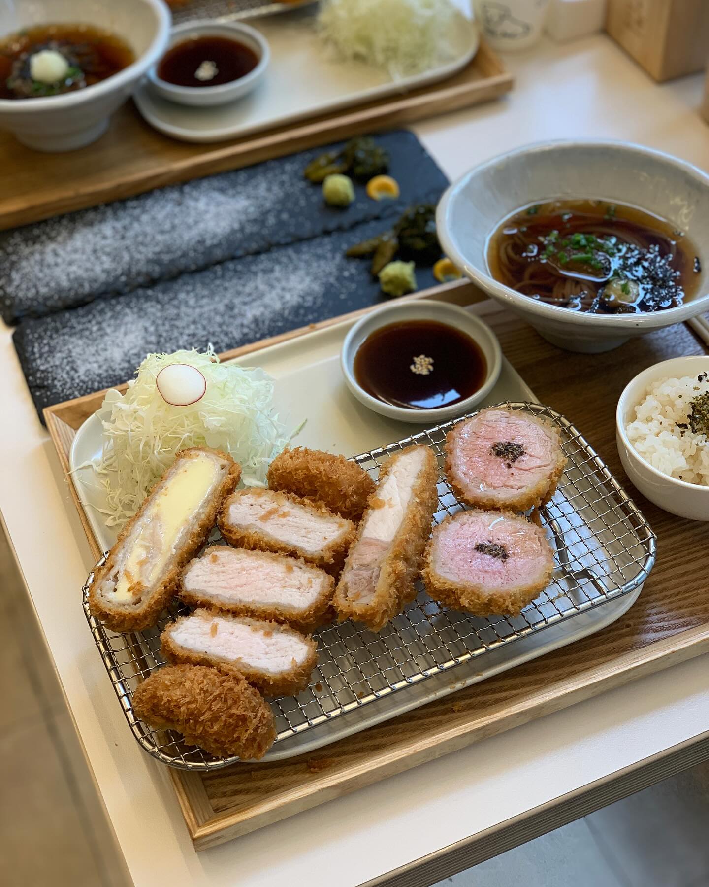 메인부터 소스하나까지..
뭐하나 빠짐없이 맛있는 곳! 

돈까스 매니아로서.. 대전 돈카츠 원탑 👍

susu_sncp #수수하지만굉장해 #매일먹고싶다 #겉바속촉 #대전돈까스맛집 #대전돈까스 #대전돈카츠 #대전맛집 #신성동맛집 #신성동점심 #돈까스 #돈까스맛집 #돈카츠 #수수굉