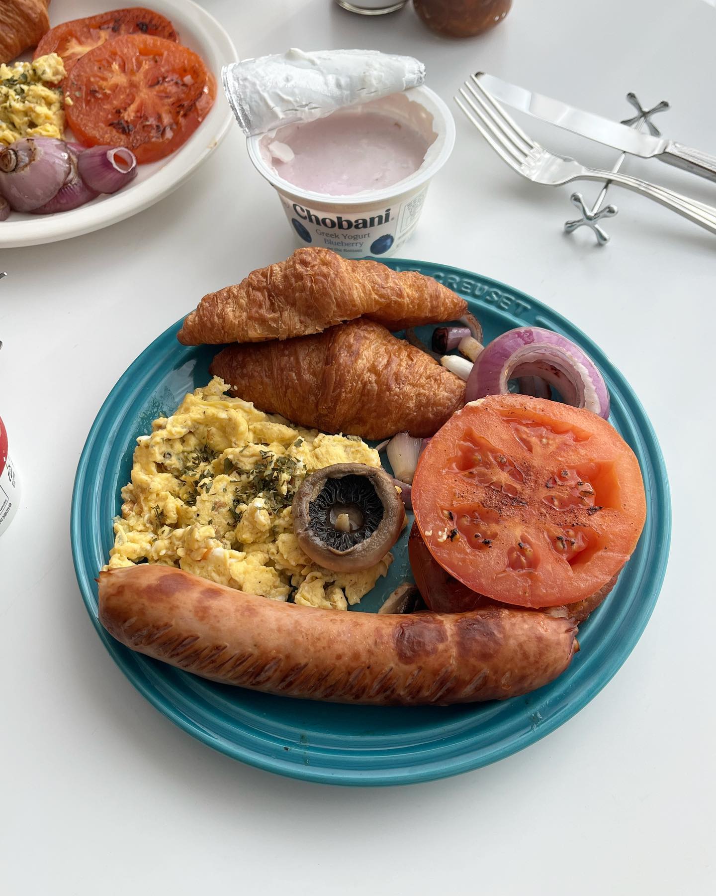 저희집 주말아침 단골 풍경 

소세지는 삶으니까 더 맛있어요 
육즙이 더 풍부해지는 느낌이랄까 ☺️

초바니 그릭요거트는 아껴놨다가 오픈했어요 🫐
크리미한 질감이 좋아요

아침햇살 맞으면서 먹는 주말 브런치
일주일중 가장 소중한 시간을 보내봅니다 🍨