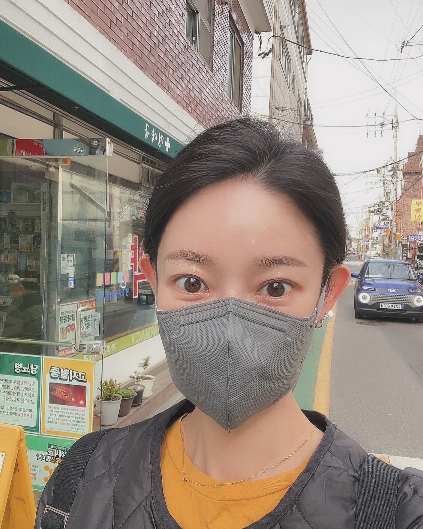 살아있어여~

일주일에 세번씩 병원 가면서 치료중입니다. 
지금은 제법 걸어디니면서 통원도 가능할 정도가 됐네요. 

예전엔 몰랐는데 조급한 마음이 드러나 버리더군요… 
회복이 빨리될까 싶어 산책도 아닌 운동으로 접근해 걷기에 너무 신경썼어요. 
상태 체크에 중점을 두는 것이 아니라 이렇게 하면 더 빨리 적응하겠지 하는 마음으로 매일 조금이라도 더 걷겠다며 코스짜고 한걸음이라도 더 움직였어요. 

이번주는 초부터 비가왔고 덕분에 몸이 와르르 무너져 컨디션 회복이 힘들었습니다. 덕분에 다시 재횔치료에 집중했고 움직이는 것이 아닌 정확도에 집중헸어요. 

간만에 해가 쨍하게 떠서 마스크를 벗지 못하는 얼굴임에도 사진 한 장 찰칵! 

#병원가는길 #재활료중 #전정기관이상 #해가반짝 #daily #rehabilitation #goinghospital #followforfollowback