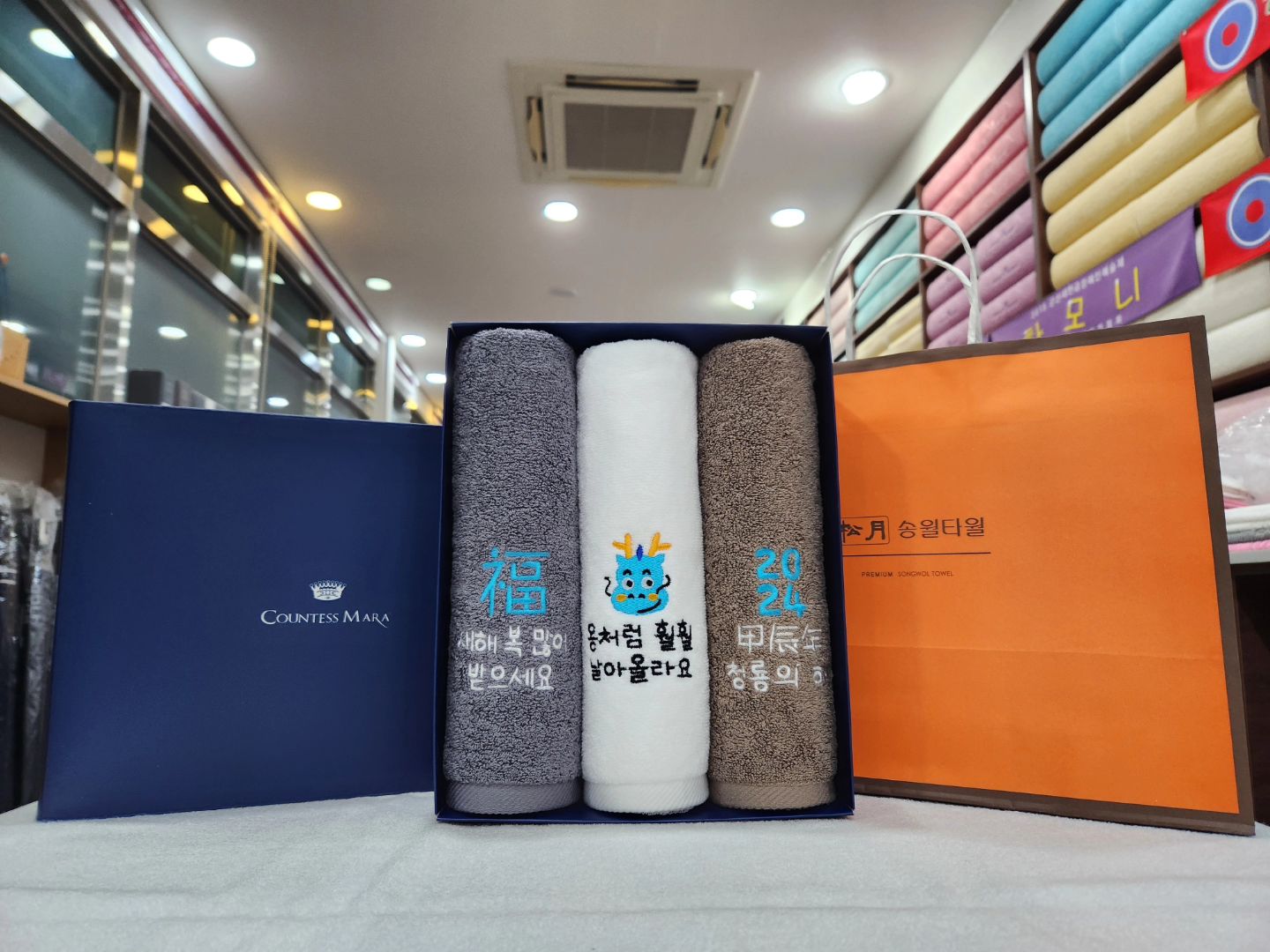 새해 복 많이 받으세요!
.
#송월타올 에서 #2024년 #갑진년 #청룡의해 를 맞아 특별히 준비한 신년 설 수건 선물 세트 입니다.
.
#송월타월 문의: 010-3953-5140
.
가격도 착하고 실용적이며 사용할때마다 기억에 남을만한 타올선물세트 어떠실까요^^
.
전국에서 가장 저렴하게 타월을 판매하고 있으니 다양한 행사 답례품 문의 언제든 환영입니다!
.
감사합니다!
.
- 1매 3660원 (케이스 포함)
- 2매 8,020원 (2매 케이스 및 쇼핑백 포함)
- 3매 11,430원 (3매 상하 세트 케이스 및 쇼핑백 포함)

(100매 미만 택배 5,000원)

부가세발행시별도