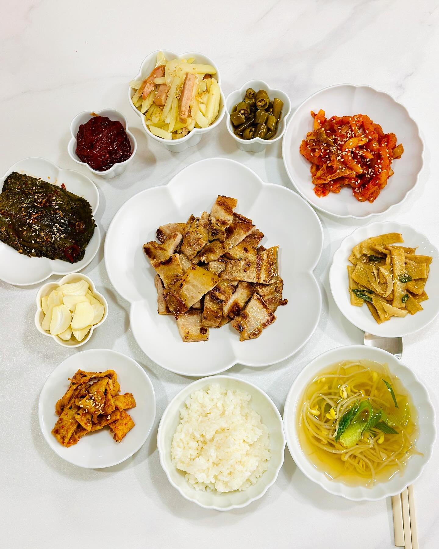 ఇ

흰쌀밥 콩나물국 삼겹살구이
어묵볶음 무김치 고추장아찌
햄감자채볶음 깻잎지 매운어묵볶음

⠀

⠀