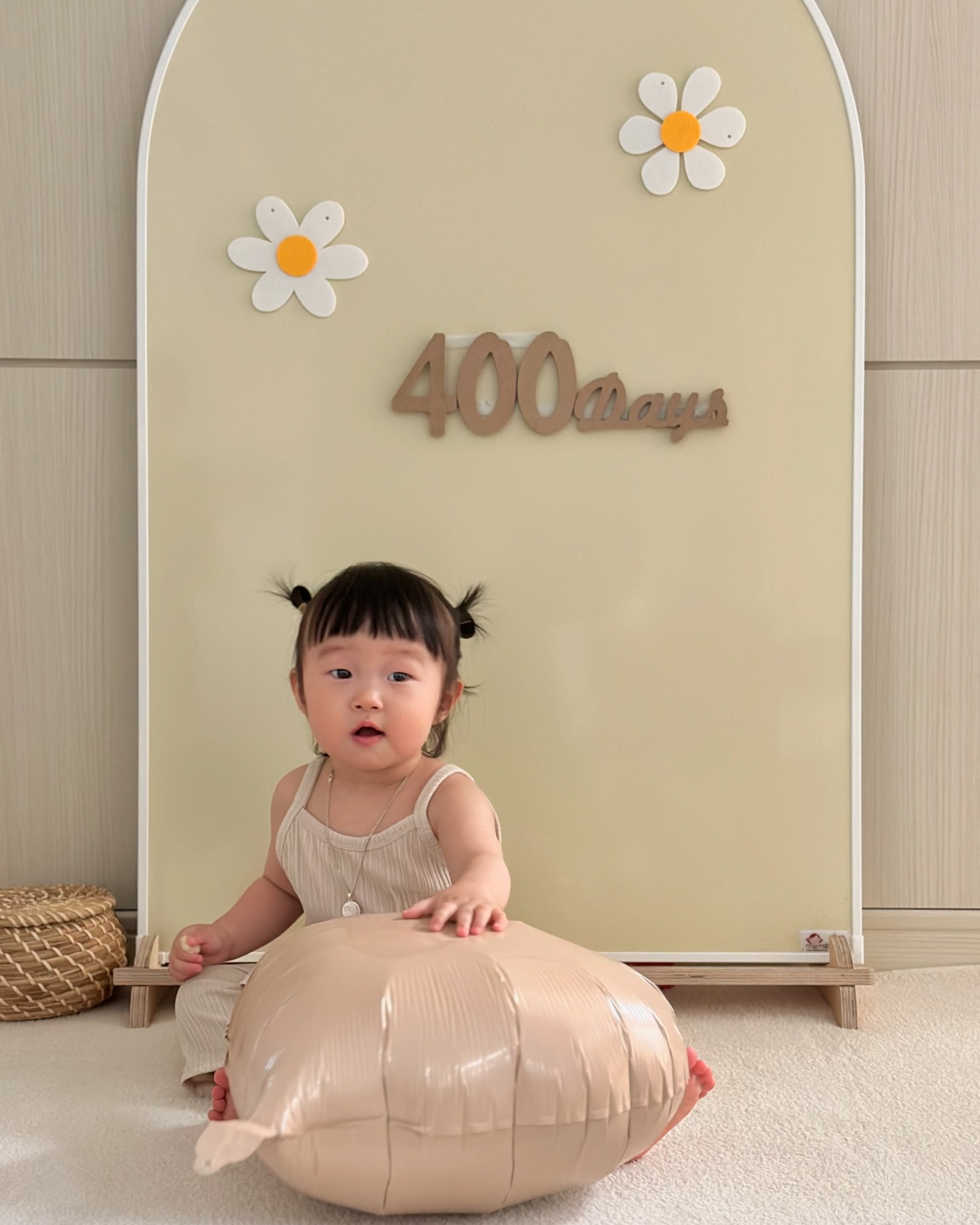 #김쥬🐰 #400일

찌우는 벌써 400일하고도 한달이 지났는데
인태기와버린 엄마는 이제야 기록,,,
그래서 그냥 400일부터 요즘 찌우의 일상 모음 :)

활동량이 많아져서 집에서 걷고 쇼파 오르기로는 안되는지
틈만나면 신발 가져와서 나가자고 그런다ㅠㅠ
울 찌우 ’나가나가‘병 제대로 온듯🥲

의자에 앉아라, 코 낸내하자, 이거하고 놀까?
일상 속에서 반복적으로 사용되는 이야기들은
눈치로 아는건지 알아듣는건지 어찌 되었든
찌우랑 소통하는 재미가 쏠쏠하다🤍

힘도 세지고 엄마빠 행동 모방도 곧장한다
더워서 부채질하고 있으면 찌우도 부채질하고
집게핀으로 머리 틀어올리면 찌우도 머리 만진다ㅋㅋㅋ
폰 들고 혼자 통화하는 흉내 내고
아기 인형 토닥이는데 진짜진짜 귀여움💛🧡

최근 육아 너무너무 매운맛이었는데
알고보니 어금니가 나고 있었다
앞니, 송곳니에 이어 어금니 지옥의 시작,,,🔥
오늘도 힘내본다 육아팅🫠