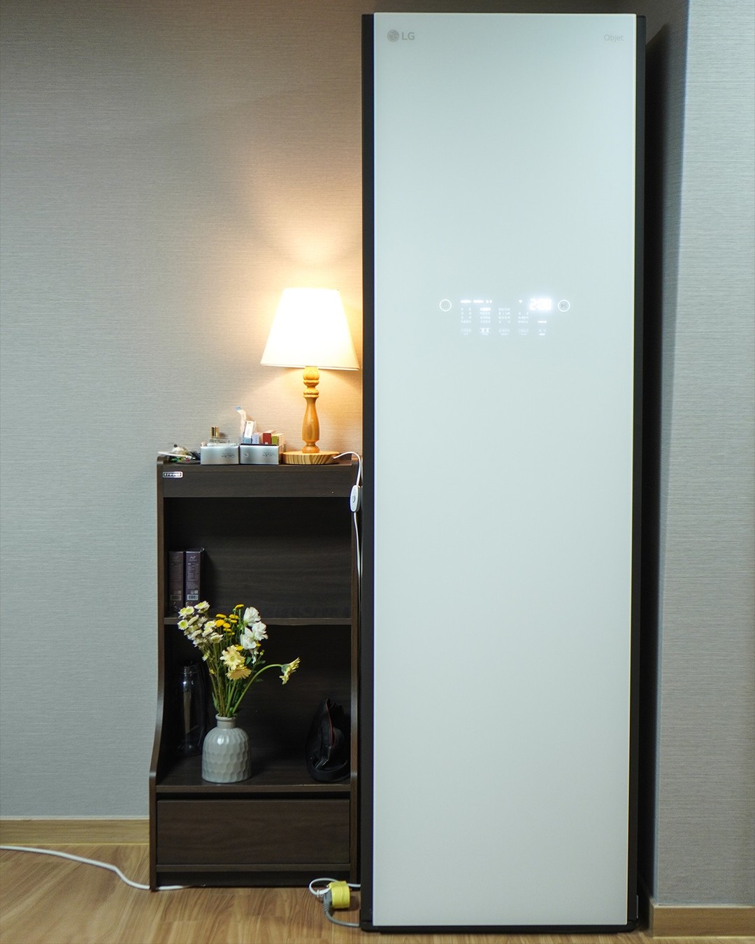 #광고 #LG전자 lgelectronics_kr 

겨울철에는 입기 좋은 예쁜 옷이 많아 행복하지만 의류 관리는 정말 고민이 많죠 - 🥹 
특히 옷이 두껍고 소재가 다양해지고 고급 소재가 많은 만큼 더욱 신경써서 관리해주어야 하는데요 ! 
저는 LG 스타일러 오브제컬렉션으로 관리해주고 있어요 :)
 
작년부터 꾸준히 사용해온 #LG스타일러 이지만 
특히 요즘 대중교통을 이용하면 빈대가 붙어올 수도 있다고 해서 더욱 잘 사용하는 중 🖤 
오염 직물은 50-60℃ 이상 고온에 취약하다고 하더라구요. LG전자만의 듀얼 트루스팀 기술은 100℃ 이상 끓인 물에서 나온 나온 입자로 미세 스팀이 생기는 만큼 가정에서도 손쉽게 빈대를 방제 가능! 
건조 코스에 듀얼 트루스팀을 더해 보풀&변형 없이 섬세하게 건조하고 구김도 줄여줘서 건조 후 바로 옷을 입고 나가도 좋아요 :)
 
저는 특히 겨울철 울/니트 의류를 많이 입어서 
스타일러로 니트를 관리해주고 있는데요! 
관리도 어렵고 매일 세탁하기도 힘들었는데 
외출 후 울/니트 코스를 활용해주니 세탁한 것처럼 
뽀송한 느낌이 들어서 기분이 좋더라구요.
 
외출 전에는 다운로드 코스의 외투 데우기로 
아우터를 따뜻하게 해주면 외출 시에도 바로 한기가 느껴지지 않아서 좋아요. 스타일러와 관련한 모든 기능은 LG ThinQ 앱에서도 편리하게 관리가 가능하구요 😎
 
우리 아끼는 옷들, 오래 입고 싶은 만큼 #lg스타일러오브제컬렉션 으로 신경써서 관리해주자구요 !

*LG전자 제품 구매 시 공식 홈페이지(LGE.COM), 온라인 인증점 및 오프라인 공식 판매처를 확인하세요.

#겨울철옷관리 #의류관리기 #겨울옷준비 #겨울옷정리 #의류관리 #패딩관리 #코트관리 #니트관리