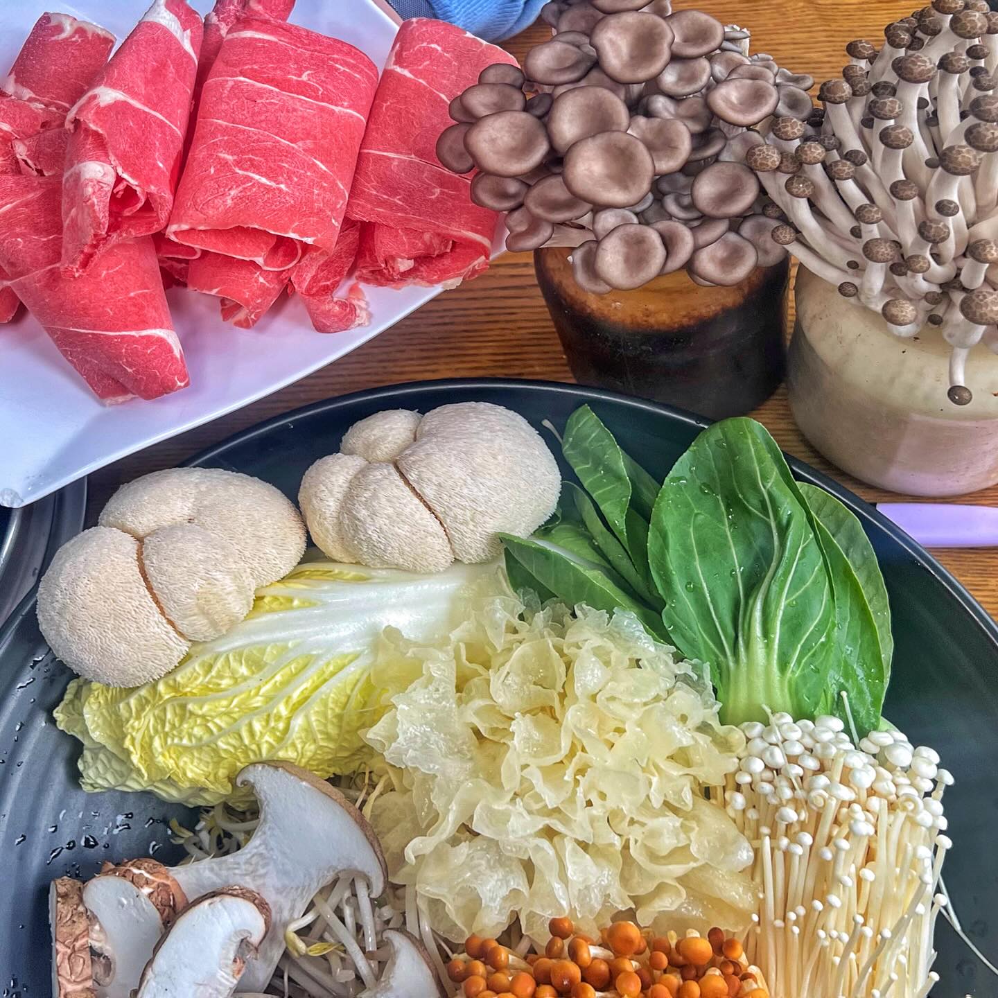 신선함까지 담뿍 즐길 수 있는 샤브샤브 맛집
*광고

각종 신선한 재료들로 진하고 시원한
국물까지 싹 비우게 되는 여기는 연남동
‘대관령메밀막국수자연샤브샤브’ 에요!

양도 너무 푸짐하고 무엇보다도
직접 뽑은 메밀칼국수를 진한 육수에
넣어서 먹으면 몸이 사르르 녹아요

특히 버섯이 정말 넘치도록 많이 나오는데
모두 사장님께서 정성을 담아 손수 기른 
유기농 버섯이라면 믿으실 수 있나요ㅠㅠ

홍대가서 건강하게 배터지게 드시고싶다면
남녀노소 안좋아할 수 없는 담백한 샤브샤브
당장 뿌수러 가자구요 °◦ε=(ง❀❛ ֊ ❛„)ว 

🥢 홍대 #대관령메밀막국수자연샤브샤브
- 서울 마포구 동교로 197

_

#홍대맛집 #홍대입구맛집 #연남동맛집
#망원동맛집 #연남맛집 #망원맛집
#샤브샤브맛집 #합정맛집 #합정역맛집