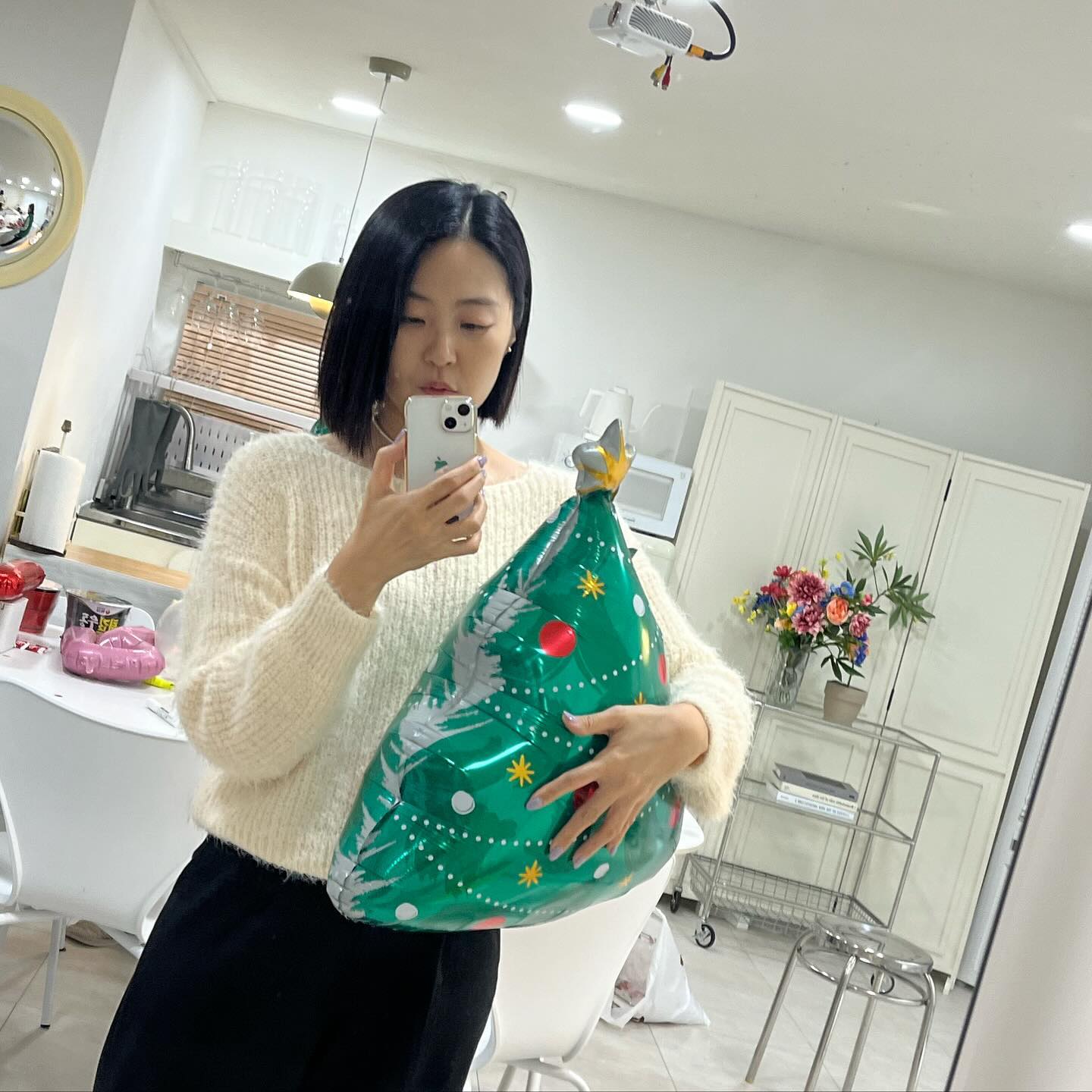 _
올 한 해 크고 작은 일들을 함께한 강사님들이랑
소소하게 맛있는 거 먹으며 연말마무리를 해봅니다🩷

유난히 정신없고 허덕이던 2023년
도움주신 강사님들이 안계셨다면 저는 폐업했을꺼에요

지방출장에도 급한 요청에도 늘 흔쾌히 함께 해주고
이젠 내 업무스타일 너무 잘 알아버려서 
개떡같이 말해도 찰떡으로 소화해주시는 센스쟁이들🫶🏻

저랑 오래 일해요🙏제가 내년엔 더 잘할께요😊

merry_jyp color_fashion_jang 0_neul_jy 
아쉽게 함께못한 kim_ah_rham 

그리고 다 모시지 못했지만 
2023년 자신감충전소와 함께 해 주신 
여러 파트너강사님들께도 감사드립니다💕

#송년회 #2023 #자신감충전소 #연말파티