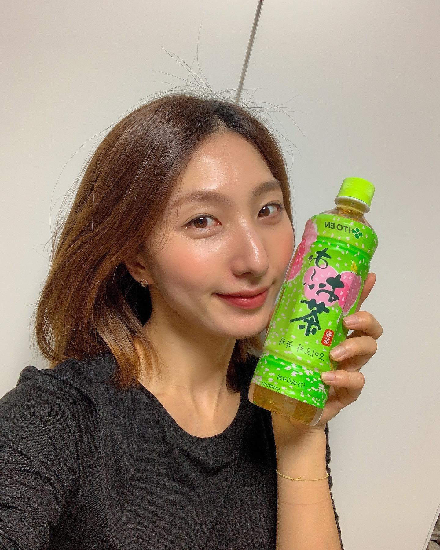 #광고 #농심

진한 녹차맛을 그대로 담은 오이오차에서
이번 봄시즌을 맞아 벚꽃에디션이 나왔어요!🌸
이제 곧 다가올 만개 벚꽃을 기다리면 마시는 오이오차~
진짜 엄청 진하고 너무 맛있네요.

샐러드에도 치킨에도 너무 잘 어울리는 고소한 녹차~~🍃
하나씩 가방에 넣고 다니면서 마시기에도 좋아요.
이 녹차는 정말 찐인듯!

#이토엔 #오이오차 #오토엔오이오차 #오이오차벚꽃에디션 
#오이오차벚꽃패키지 #녹차 #음료