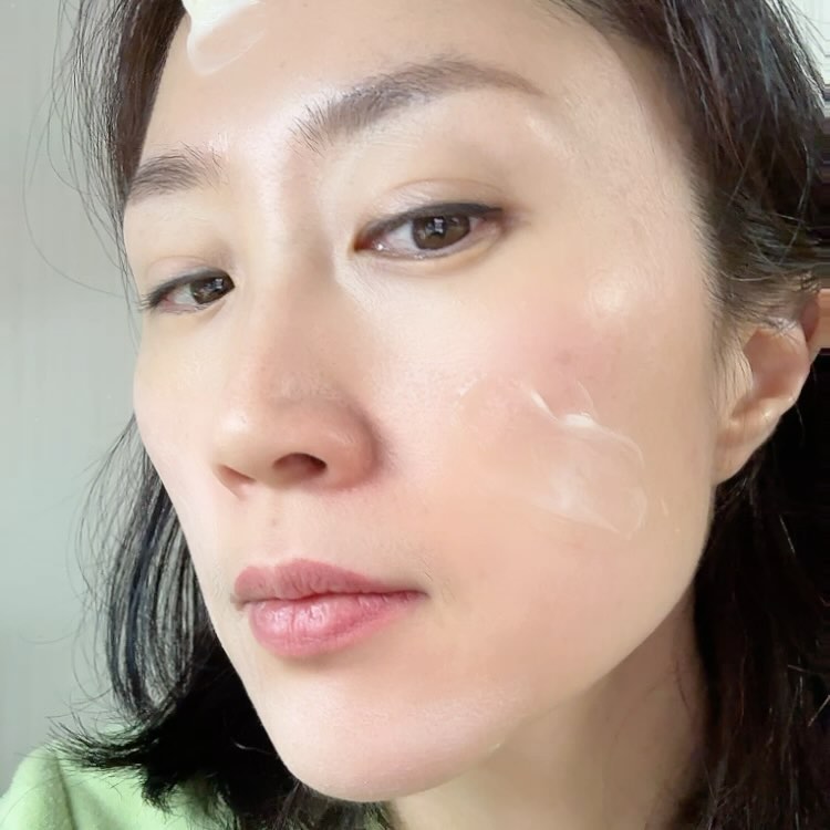#협찬 
요즘 너무 잘 쓰고 있는 달바 올인원 더블 크림
겨울엔 진짜 최고에요 
보습, 영양, 탄력, 광채를 한번에 챙기는 프리미엄 토탈 케어 크림으로 보습 광채 크림과 영양 탄력 크림이 하나의 통에 들어있어요. 
피부 컨디션에 따라 보습과 영양의 비율을 맞춰서 사용할 수 있어요. 
저는 보통 반반씩 섞어서 바르는데요, 
피부가 건조하거나 촉촉한 느낌을 원할 때는 보습 광채 크림을 조금 더 넣어주고, 
피부가 무거워지거나 탄력이 필요할 때는 영양 탄력 크림을 조금 더 넣어주면 된답니다. 

달바 올인원 크림은 또한 특허받은 탄성 리포좀 기술이 적용되어 있어여. 
이 기술은 유효성분을 모공보다 1/250 작은 나노 사이즈로 쪼개서 피부에 빠르고 깊게 스며들게 해준답니다. 
그래서 그런지 크림을 바르고 나면 피부가 촉촉하고 탱탱한느낌이 들더라고오. 

이탈리아 비건 V-라벨 인증을 받았고, 민감성 피부 저자극 테스트도 완료했어요. 저는 피부가 예민해서 잘 고르지 못하면 트러블이나 알러지가 생기는데, 이 크림은 전혀 그런 문제가 없었어요. 오히려 피부가 진정되고 개선되는 느낌이에요.

달바 크림 하나면 보습, 영양, 탄력, 광채를 모두 챙길 수 있고, 피부에 맞게 커스터마이징 할 수 있어서 너무 편리하고 효과적!!
이 크림을 쓰고 나서 피부가 확실히 좋아진것 같아요. 
한번 써보세요. 역시 달바 후회하지 않을 거예요.

dalba_piedmont

#달바올인원더블크림 #달바올인원크림 #달바더블크림 #달바반반크림 #달바크림 #비건크림 #효리크림 #4D크림 #크림 #수분크림 #보습크림