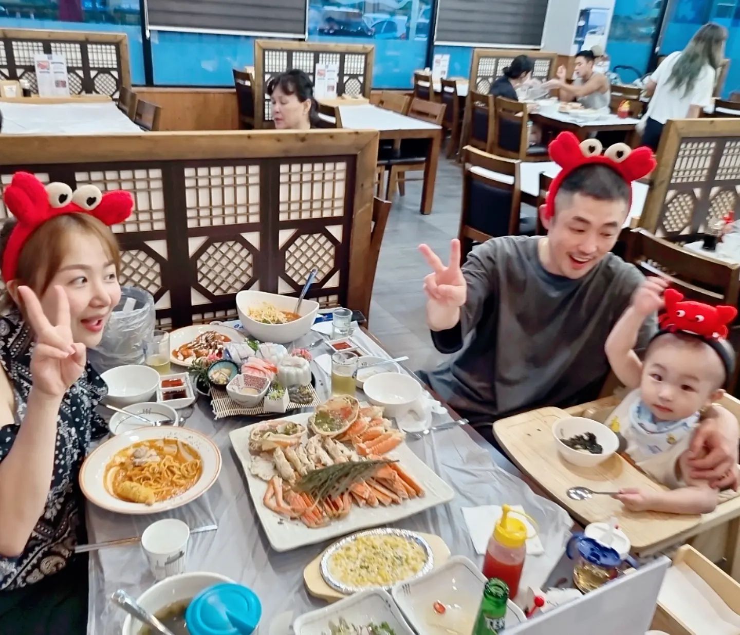 늘네 여름휴가🏖

엄빠의 여행은 항상 극PPP인걸 잘 따라주는 우래깅

첫날 저녁은 무조건 대게 가즈아!
물놀이 실컷하고와서 피곤할텐대 잘 놀아주는 이늘짱👏🏻
우리 세식구 첫 강릉여행 무탈하게 잘 보냅시닷!🩷

#솔향대게 #강릉대게 #세인트존스호텔맛집 
#아들아엄빠간만에맛있는거먹는다 #도와줘라