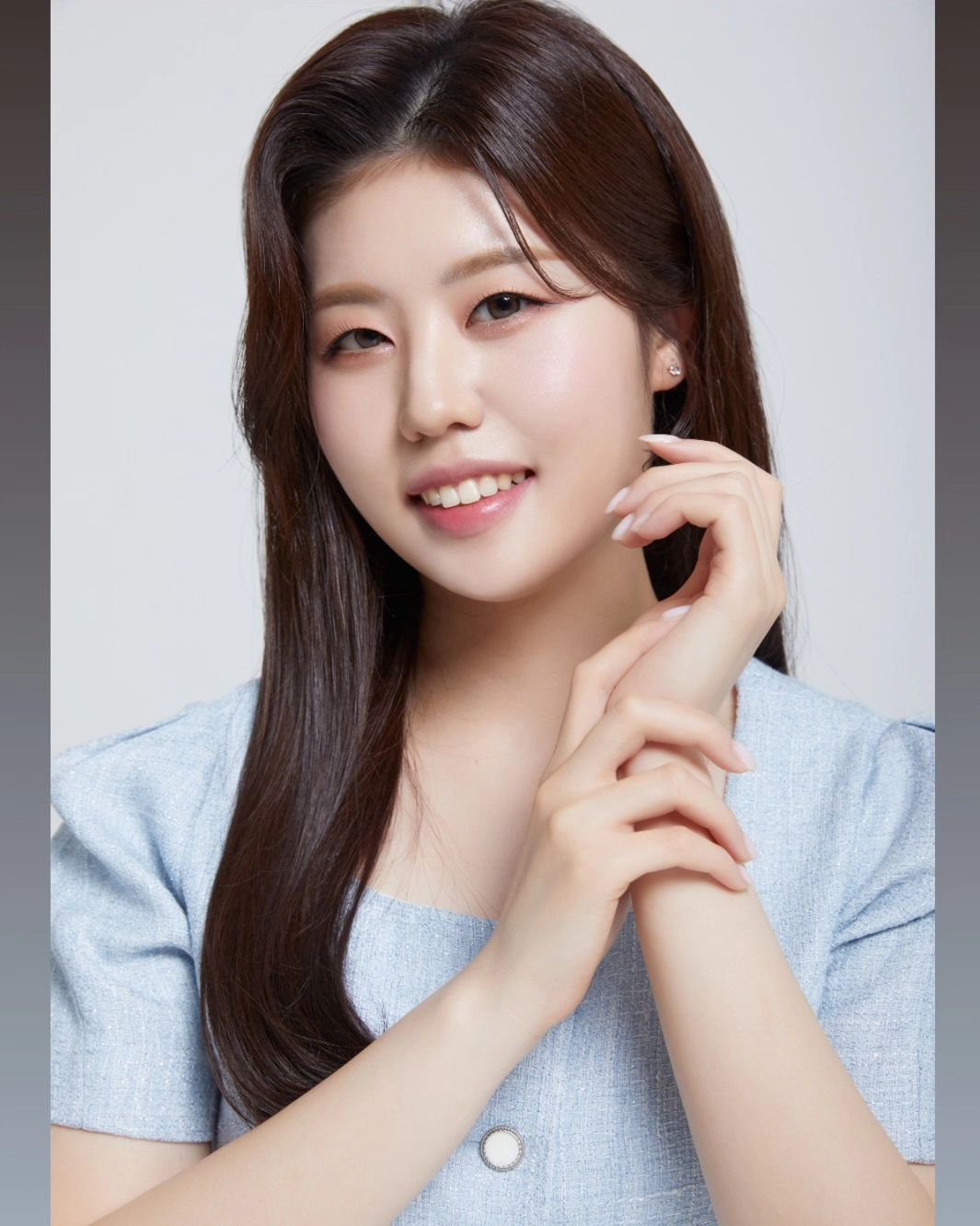 다시 오지 않을 20대의 마지막 그리고 두렵지만 곧 다가오는 30대의 시작을 쇼호스트
직업과 제 2의 인생을 시작해 보려 합니다🤗🤗

쇼호스트로 무궁무진 하게 발전해가는
시청자들과 적극 소통하는 쇼호스트 영신 많이 지켜봐주세용🥰🫶 
.
.
.
.
.
.
#쇼호스트#라이브커머스쇼호스트 #라이브커머스#라이브커머스섭외#라이브커머스방송#라이브커머스촬영#영신#쇼호스트섭외#쇼호스트프로필#쇼호스트프로필사진#프로필#쇼호스트그램#쇼호스트문의#촬영#섭외#섭외문의#dm#셀스타그램#selfie#손모델촬영#손모델#촬영가능