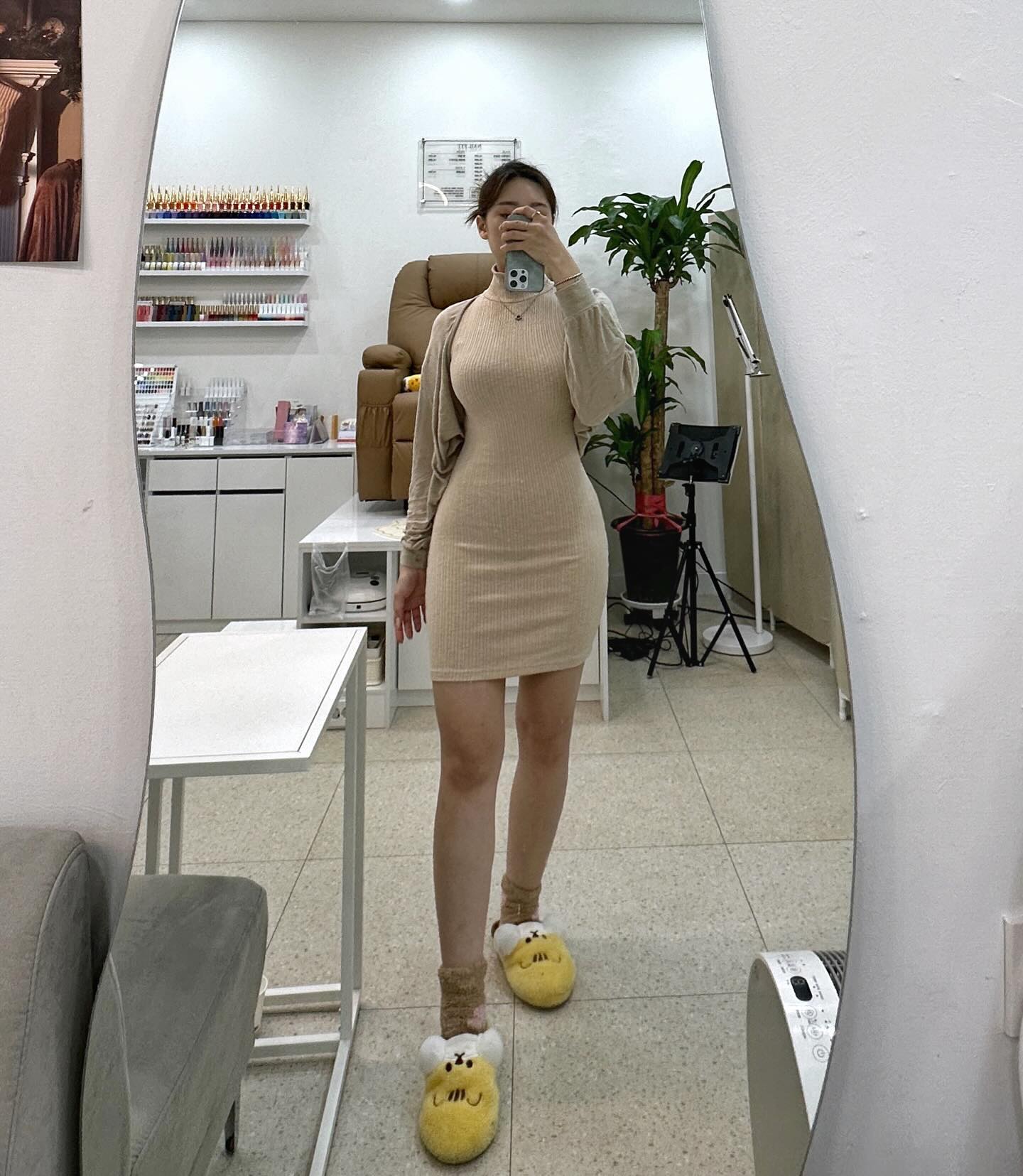 키작은 내가 키 커보이게 해주는
우리샵 거울 ㅋㅋㅋㅋ
고맙따,,, 거울아,,, 각도만 잘 잡으면
이리 길어보이게 나오다니🥹

다들 새해 복 많이 받으시고
난 2024년에 키 좀 크고싶따,,,ㅎ💞