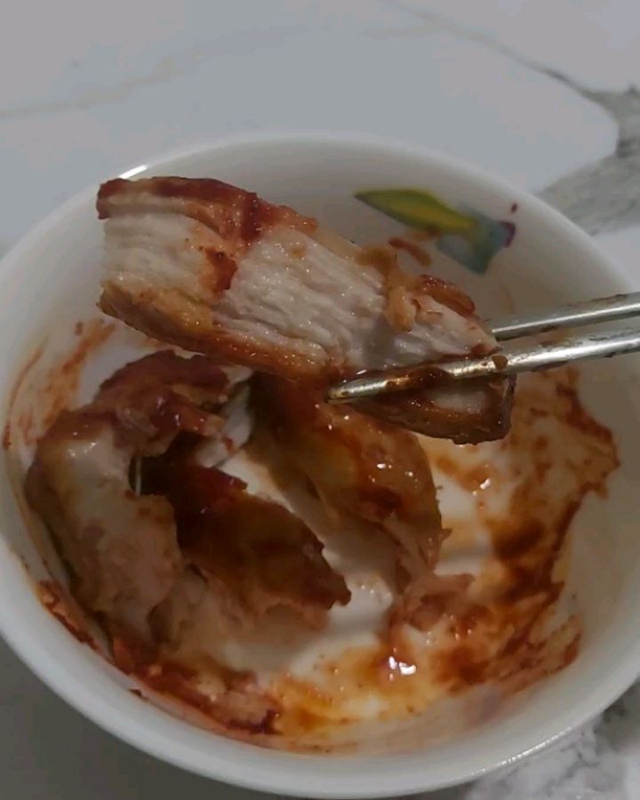 업체로부터 제공받은 제품입니다.

최근에 뺀닭의 닭가슴살을 먹어봤는데, 정말 중독적인 맛이었어요! 😍 특제 소스가 정말 맛있어서 계속 손이 가더라고요. 그리고 24시간 콜드에이징 숙성 덕분에 잡내가 전혀 없고, 식감도 아주 부드러워요.

수분 스팀 공법으로 조리해서 그런지 육질이 정말 좋고 풍미도 가득해요. 단백질 함량이 높고, 건강까지 챙길 수 있는 제로 슈가 제품이라 다이어트 중에도 부담 없이 즐길 수 있었답니다! 💪✨

100% 국내산 닭을 사용하고 HACCP 인증을 받아서 더욱 안심하고 먹을 수 있어요. 다양한 맛으로 즐길 수 있어서 매일 다른 메뉴를 즐길 수 있는 것도 큰 장점이에요!

닭가슴살의 새로운 매력을 느끼고 싶다면 뺀닭을 꼭 시도해보세요! 🥳

#뺀닭 #닭가슴살 #닭다리살 #다이어트 #식단관리 #다이어트식단 #식단기록 #다이어트소통 #유지어터 #눈바디 #헬스 #보디빌더 #바프식단 #다이어터 #오운완

bbaendak_

#https://sbz.kr/gfjiZ