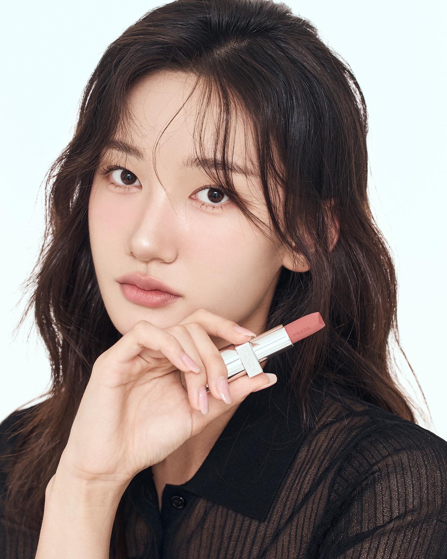 #제품제공 My lips wear prada💋

프라다를 입는 새로운 방법, 모노크롬 립스틱을 소개드려요. 

모노크롬은 프라다의 1988년 첫 레디 투 웨어 패션쇼에서 선보인 매트립에서 영감을 받아 탄생했는데요, 고밀도 발색력을 자랑하는 하이퍼 매트와 데일리로 활용도 높은 소프트 매트로 pradabeauty 의 아이코닉한 각각의 질감을 담고 있습니다.

그 중 제 원픽은 소프트매트의 차분한 누드브라운 컬러 B101, 두번째로는 하이퍼매트의 프레쉬 핑크누드 P58🌷

신세계강남점 1층 첫 공식 프라다뷰티 매장에서 지금 만나볼 수 있습니다♥

#프라다뷰티 #프라다메이크업 #모노크롬립스틱 #프라다립스틱 #모노크롬하이퍼매트 #모노크롬소프트매트 

coreo.ent 
blnk_strudio blnk_ran