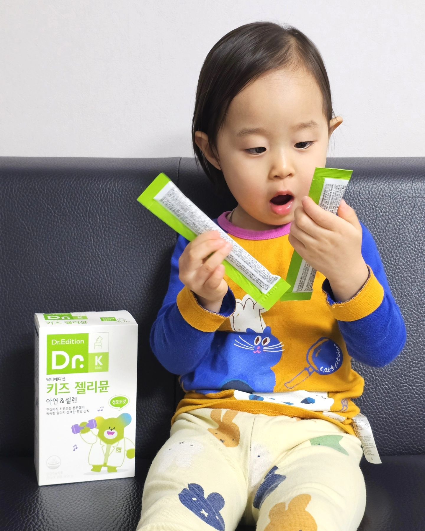 #광고 맛있는 아연젤리 어린이아연 추천, 닥터에디션 키즈젤리뮨

겨울이면 꼭 챙기는 아이들 영양제 중 가장 중요하게 생각하는 성분이 바로 어린이아연 이에요.
아연은 정상적인 면역기능에 필요한 중요한 영양성분으로~
늘 감기를 달고 사는 우리 아이들에게는 없어서는 안될 존재랍니다 ㅎㅎ

키즈젤리뮨은 병원 전용 건강기능식품 브랜드로 안심하고 먹일 수 있어 더 맘에 들더라고요~
어린이아연 키즈젤리뮨은 3~5세 한국 어린이 영양권장량 맞춤 설계로 정상적인 면역 기능을 위한 아연과 미네랄 셀레늄을 함유한 제품이에요👍👍

맛있는 청포도맛 젤리타입으로 아이들 취향 저격! 맞춤 영양 간식이랍니다. 영양제라는 느낌보다는 간식으로 주는 젤리 느낌이라서 아이들이 더 좋아하는 것 같아요.

​닥터에디션 키즈젤리뮨 어린이아연으로 맛있게 먹고 올겨울도 건강하게 보내자!💓💓

#키즈젤리뮨 #닥터에디션키즈젤리뮨 #어린이아연
#아연젤리 #키즈아연 #키즈젤리 #튼튼젤리