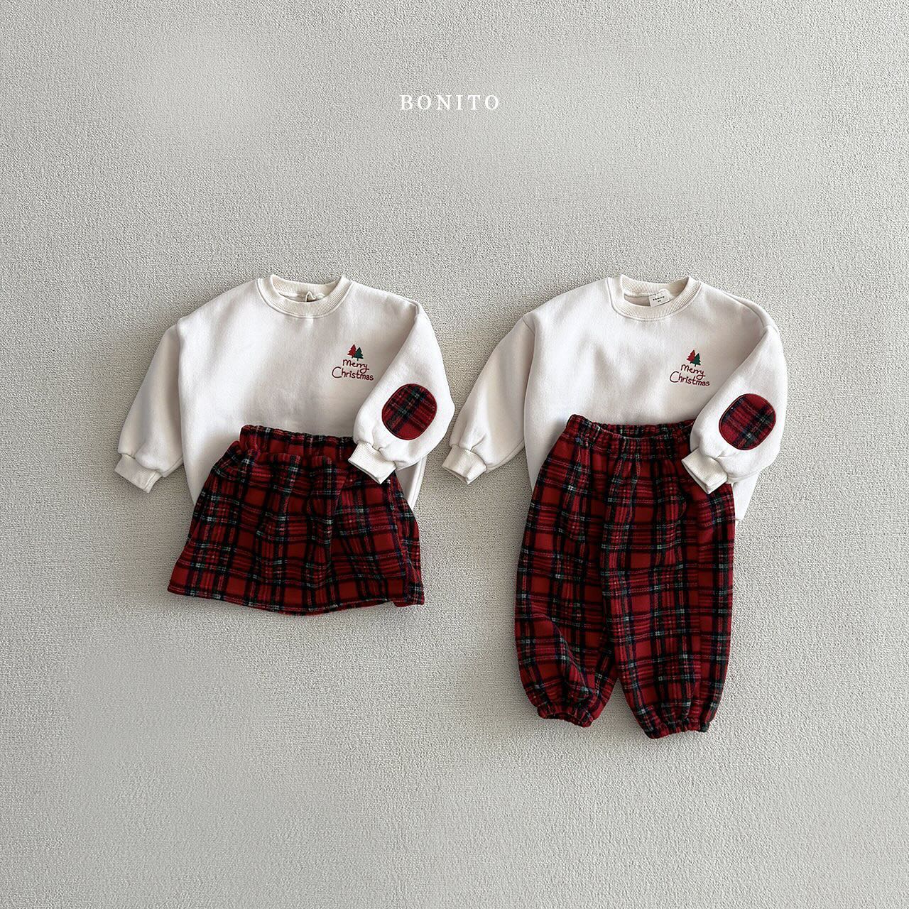 * 기획)크리스마스빵떡set(바지)/(치마)

딸,아들맘 커플로 입을 수 있는 상하세트 소개합니다.
이벤트로도 입을 수 있는 크리스마스기획 상하세트
빨강이랑 초록으로 크리스마스느낌 물씬 나면서
겨울에도 두루두루 입을 수 있는 상하세트입니다
바지와 같은 패턴에 체크 자수포인트
어린이집이나 유치원 크리스마스 행사에도 입고
평소에도 입을 수 있는 상하세트라 실용적입니다
상의는 포근한 양기모에 바지는 후리스원단으로
따뜻하며 편하게 입을 수 있어요  

＊Color : 빨강, 초록
          
* Size: 12M (6~12개월)
             XS (1~2세) -3호
               S (2~3세) -5호
              M (4~5세) -7호
               L (5~6세) -9호
          
* Model : 지온(남) 102cm, 15.5kg,  M착용
             지유(여)  81cm, 9.5kg, XS착용(오버핏-넉넉함)