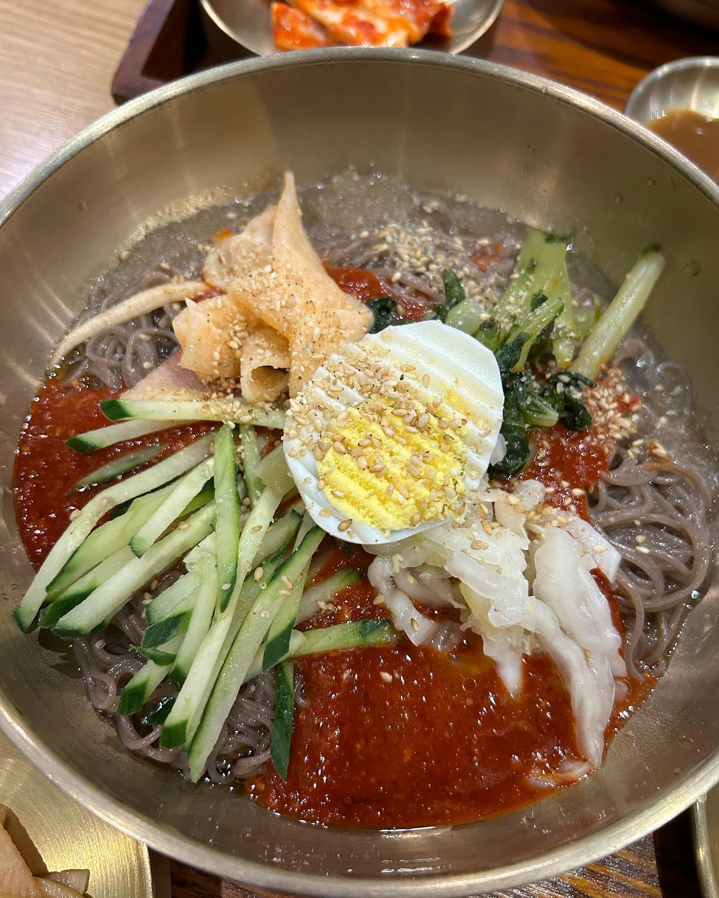 밀가루가 아닌 쌀면을 사용해서 만드는 냉면장수! 쌀면으로 만들어 건강 걱정 없이 맛있게 먹을 수 있어서 너무 좋은 곳👍🏻

갈비탕에는 고기가 한가득 들어있어서 가성비 대박에 맛은 어찌나 깊은지 ㅠㅠ 감동인 곳!

* 냉면장수 *

매일 : 09:00 ~ 22:00
연중무휴
주차장 있음
T. 053.755.5510