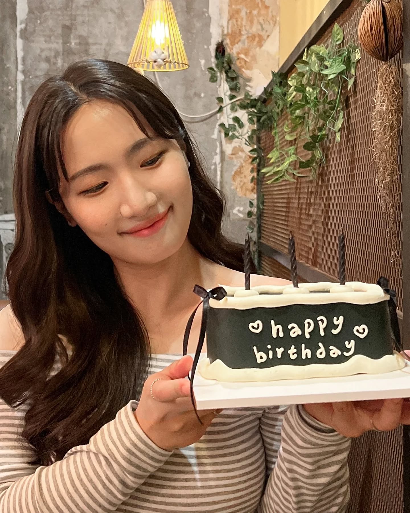교과서에서 봤던 계엄령을
생일날 겪어본 사람🎂😳

지나가던 멍멍이도 안믿을 것 같은 말이지만
2024년에 일어난 실화라니
여러모로 잊지못할 생일이 된 듯 하하핫,,

뒤숭숭한 분위기 속에서 따수웠던 하루
축하해주신 모든분들 꼬마워요💜